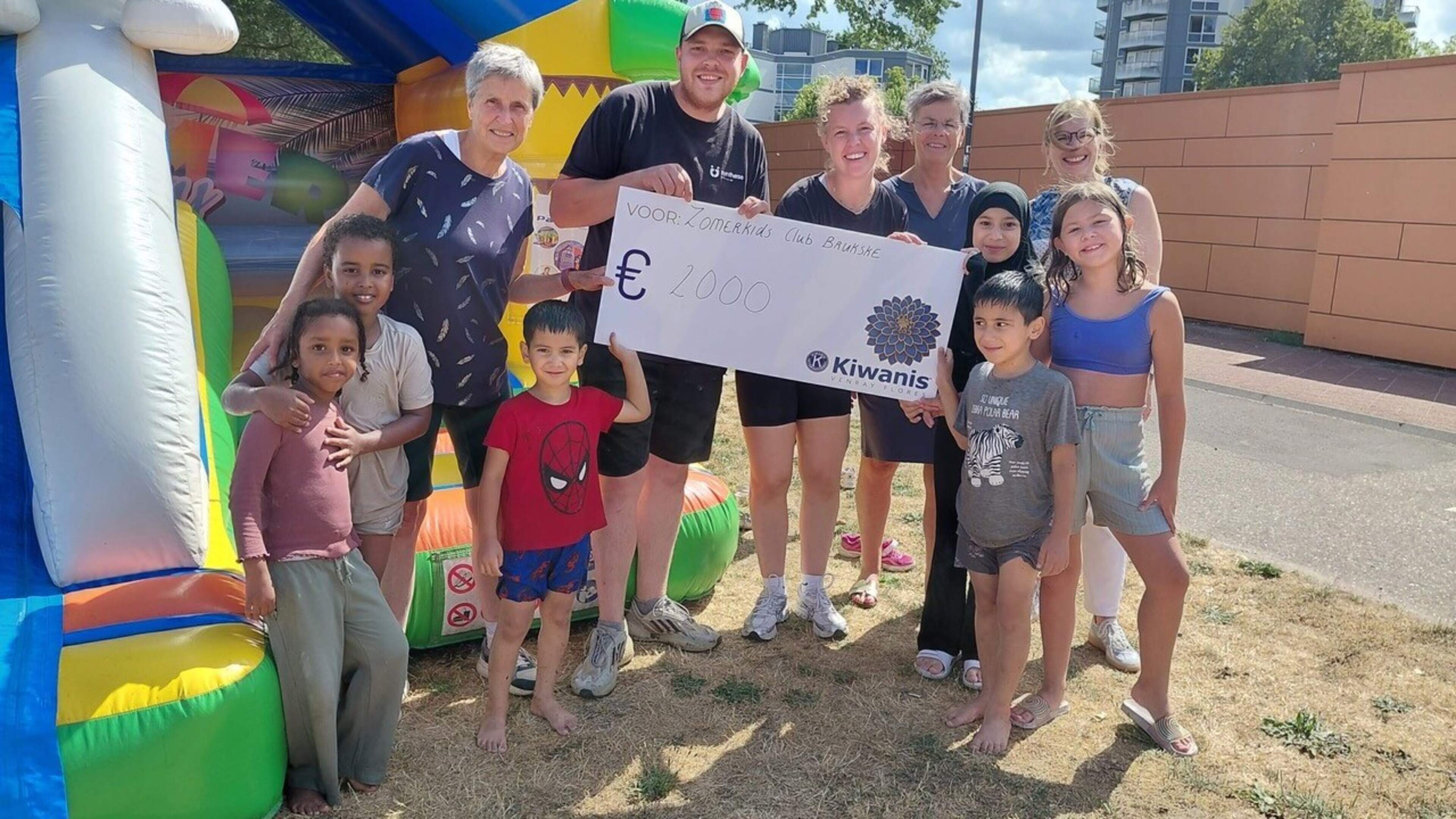 Kiwanis Venray Flores doneert cheque aan Zomerkids Club Brukske