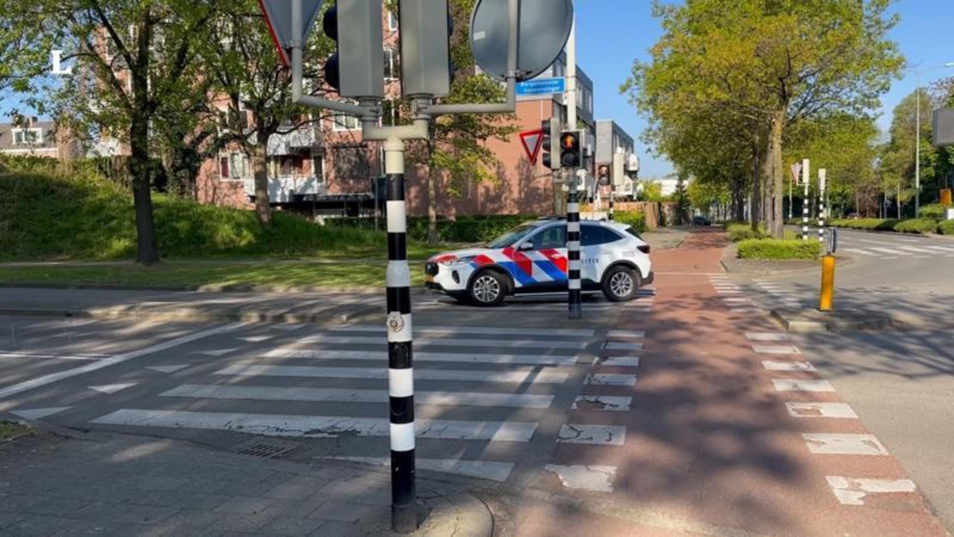 Auto op zijkant beland in Maastricht
