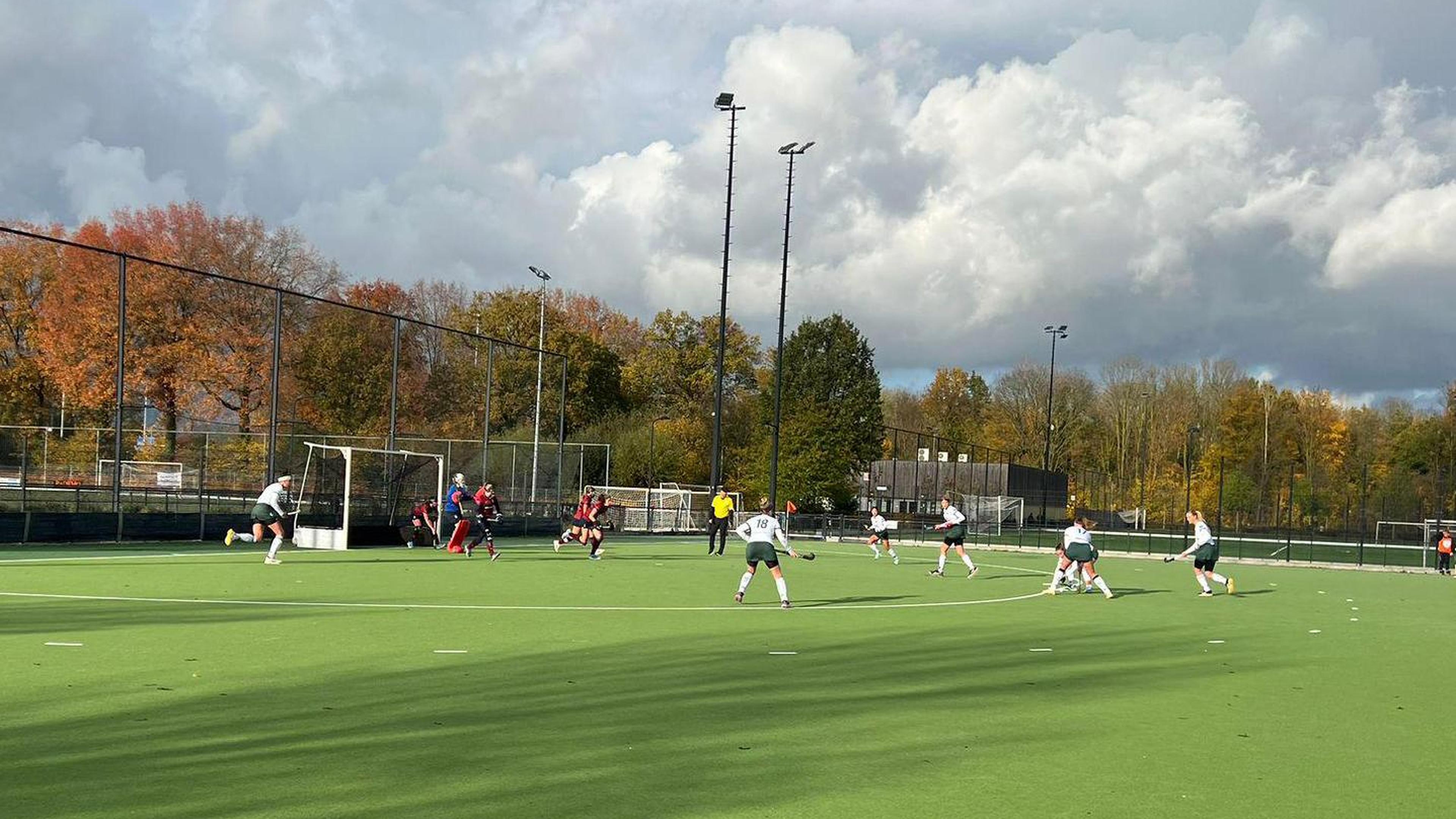 Maastrichtse hockeysters nemen met opgeheven hoofd afscheid: frustrerend seizoen afgesloten met een