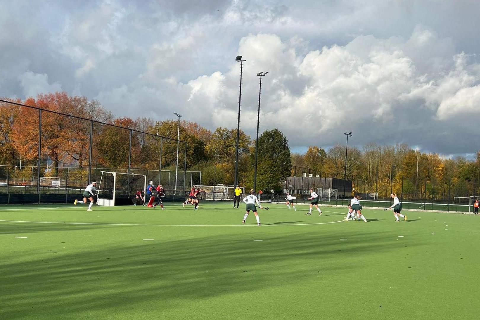 MHC legt aan voor een strafcorner.