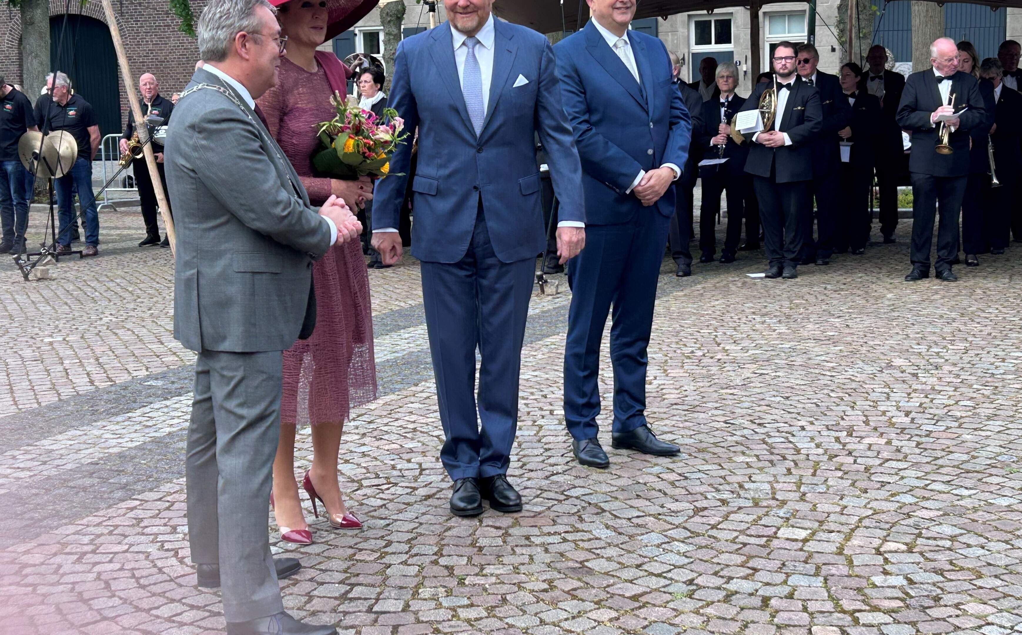 Koning en koningin begonnen aan hun dagje Midden-Limburg