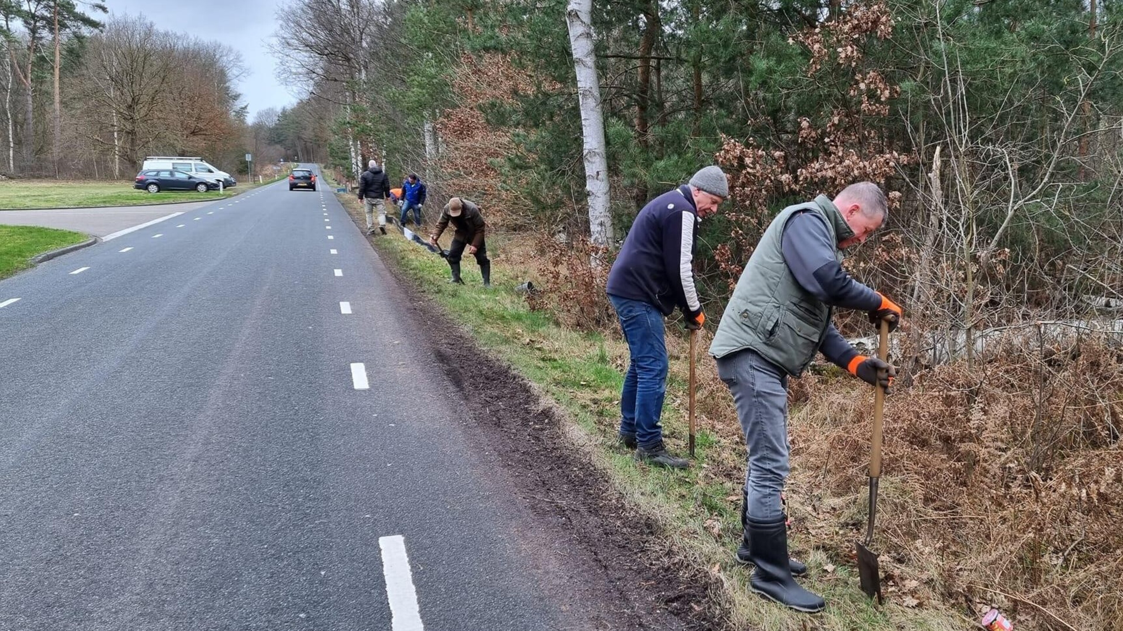Vrijwilligers plaatsen paddenraster langs Baexemerweg