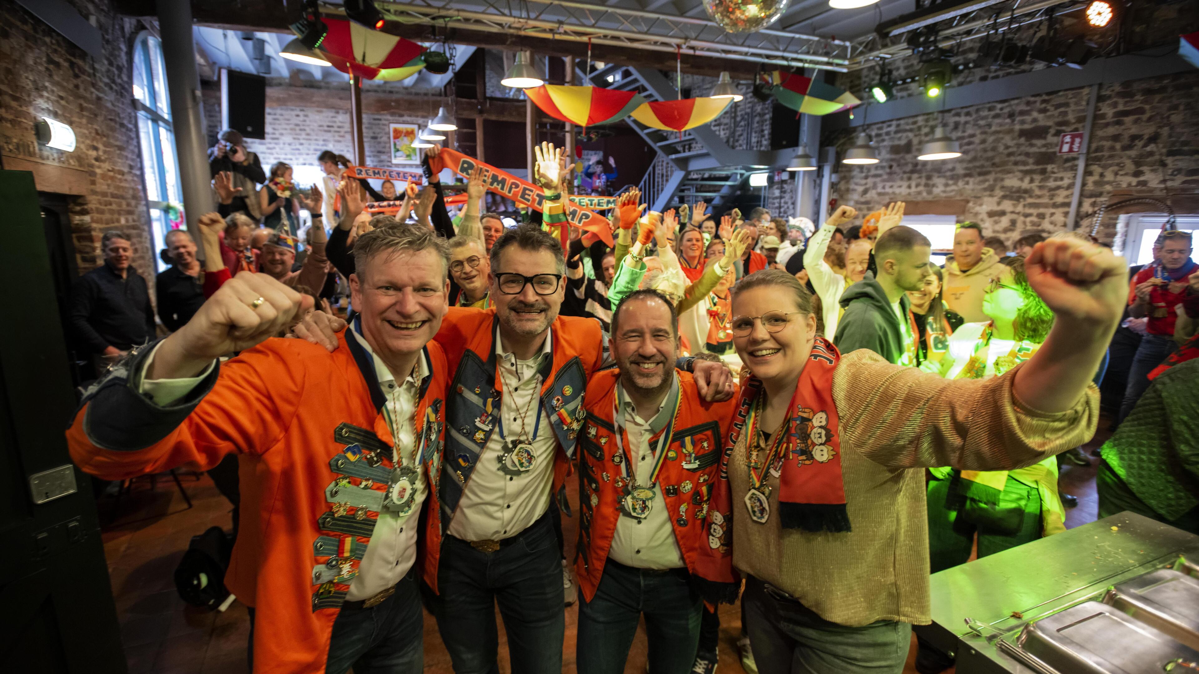 Feest en emotie bij LVK-winnaars Rempetemp in Oirsbeek: 'Winst geen toeval op sterfdag van pap en ti