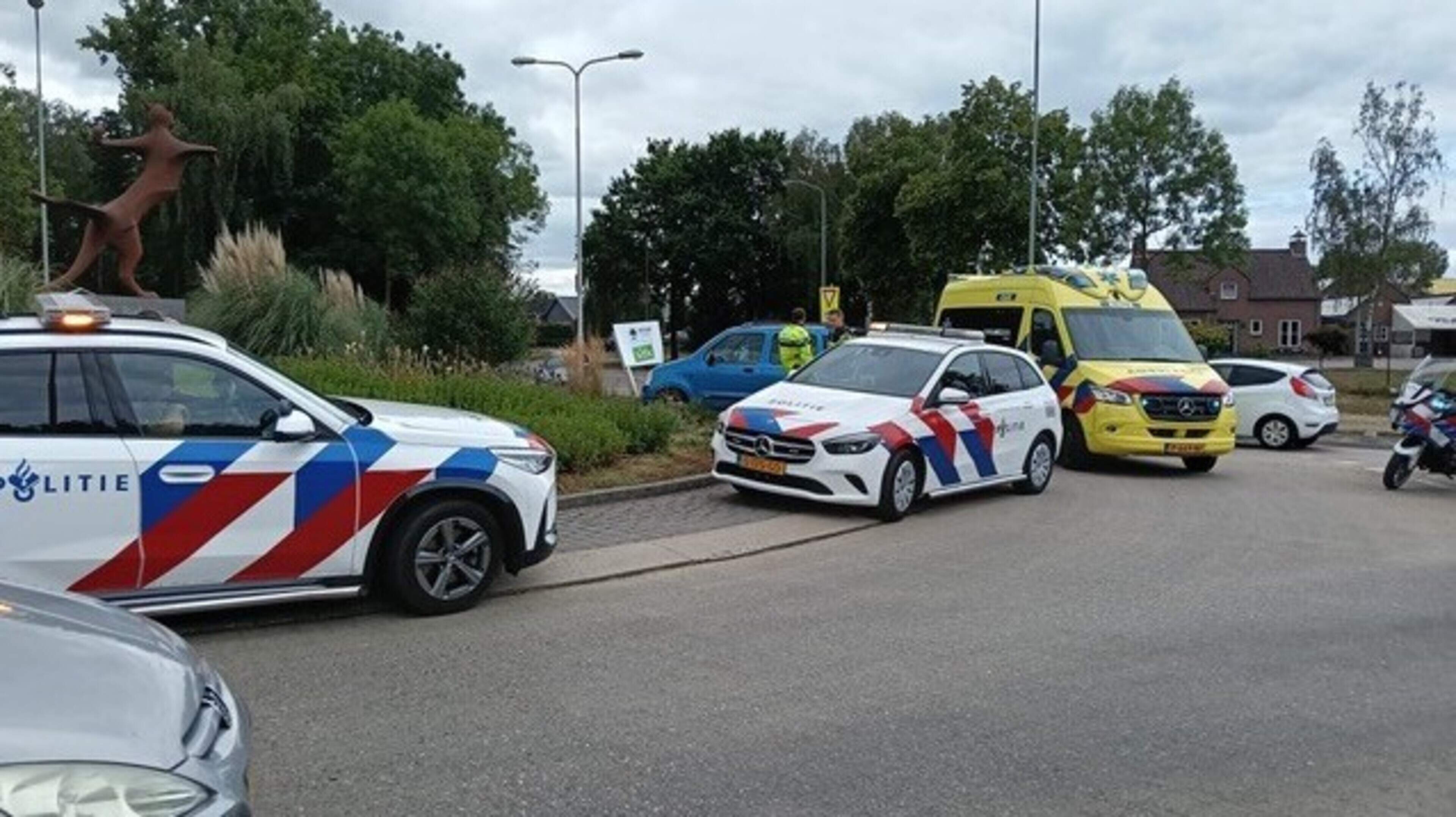 Auto rijdt rechtdoor bij rotonde in Roermond, bestuurster gewond