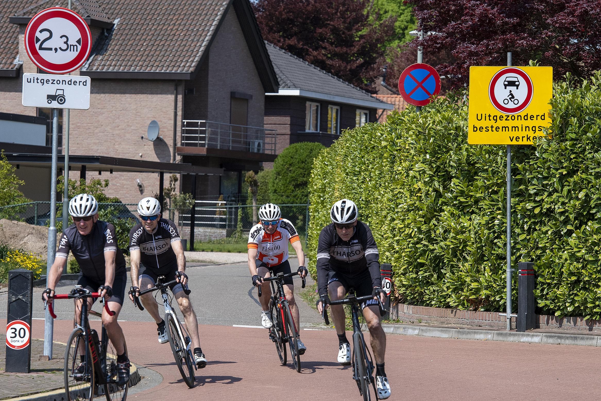‘Veredelde landweg’ Oirsbeek is racebaan en gaat op slot: ‘Je wordt hier gewoon van de sokken gerede