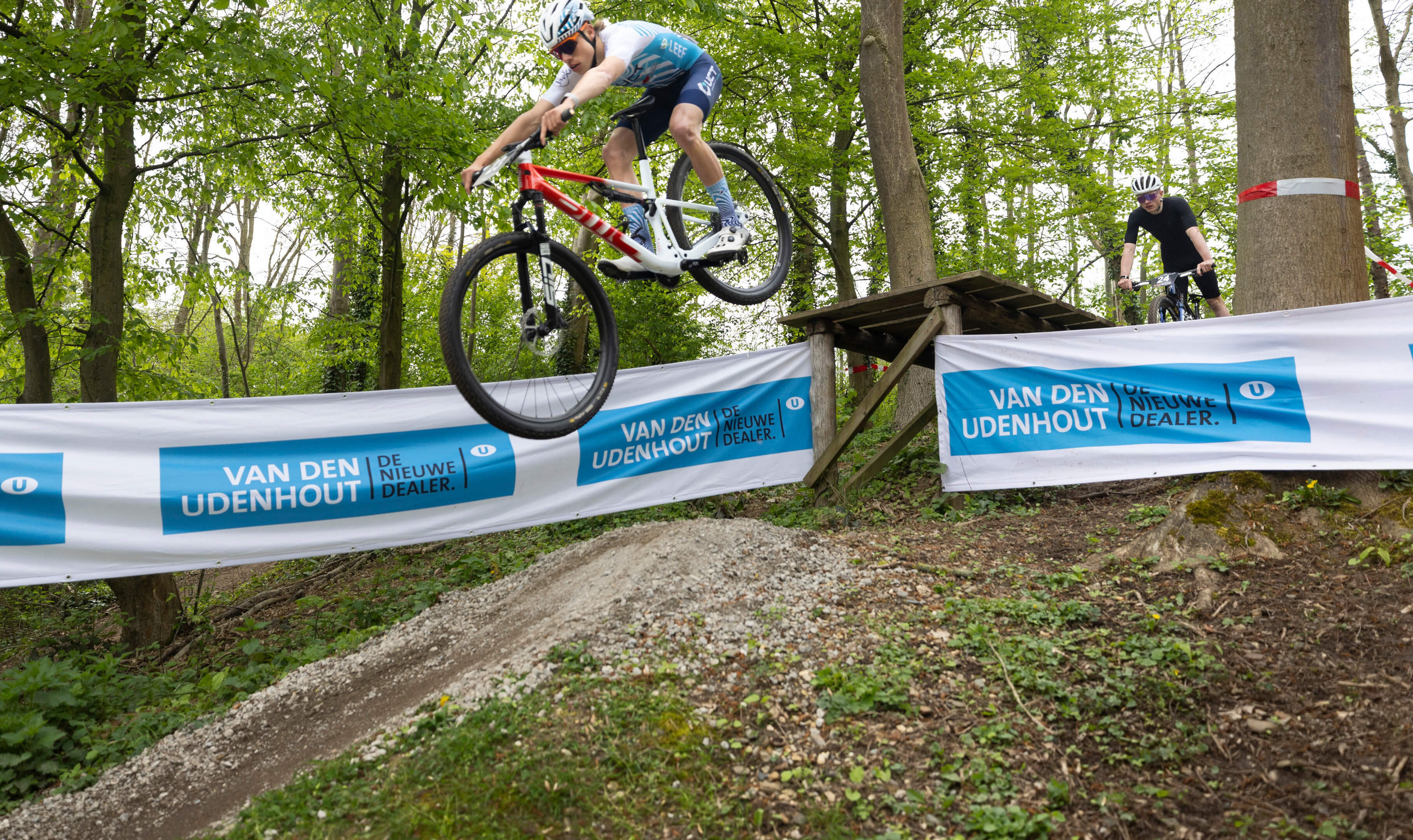 Watersley XCO Challenge is topsport én teamwerk: ‘Als een concurrent hulp nodig heeft, help je elkaa
