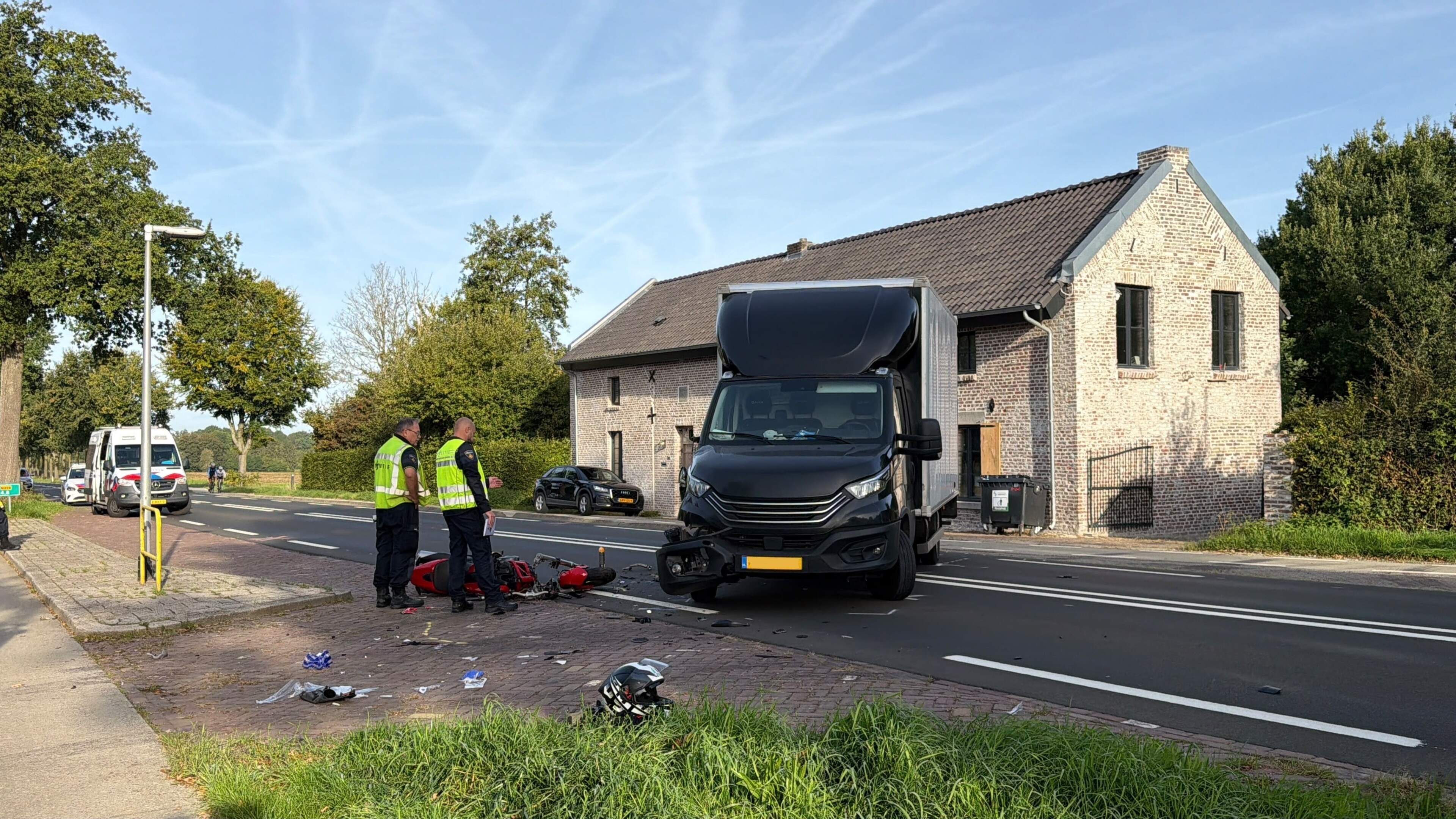 Motorrijder zwaargewond bij ongeluk Margraten: Rijksweg in beide richtingen afgesloten