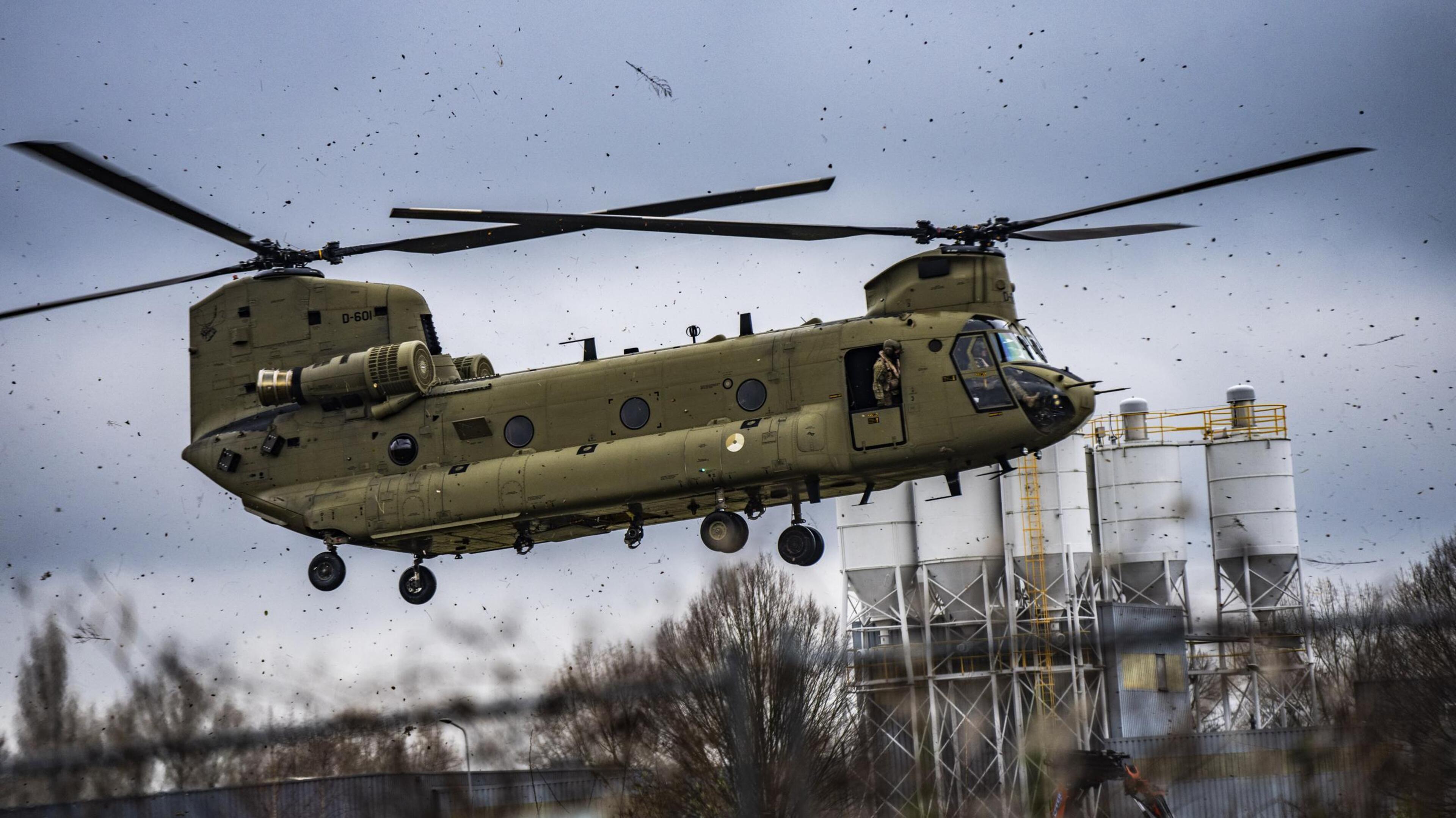 Oefeningen met helikopters in omgeving van De Peel