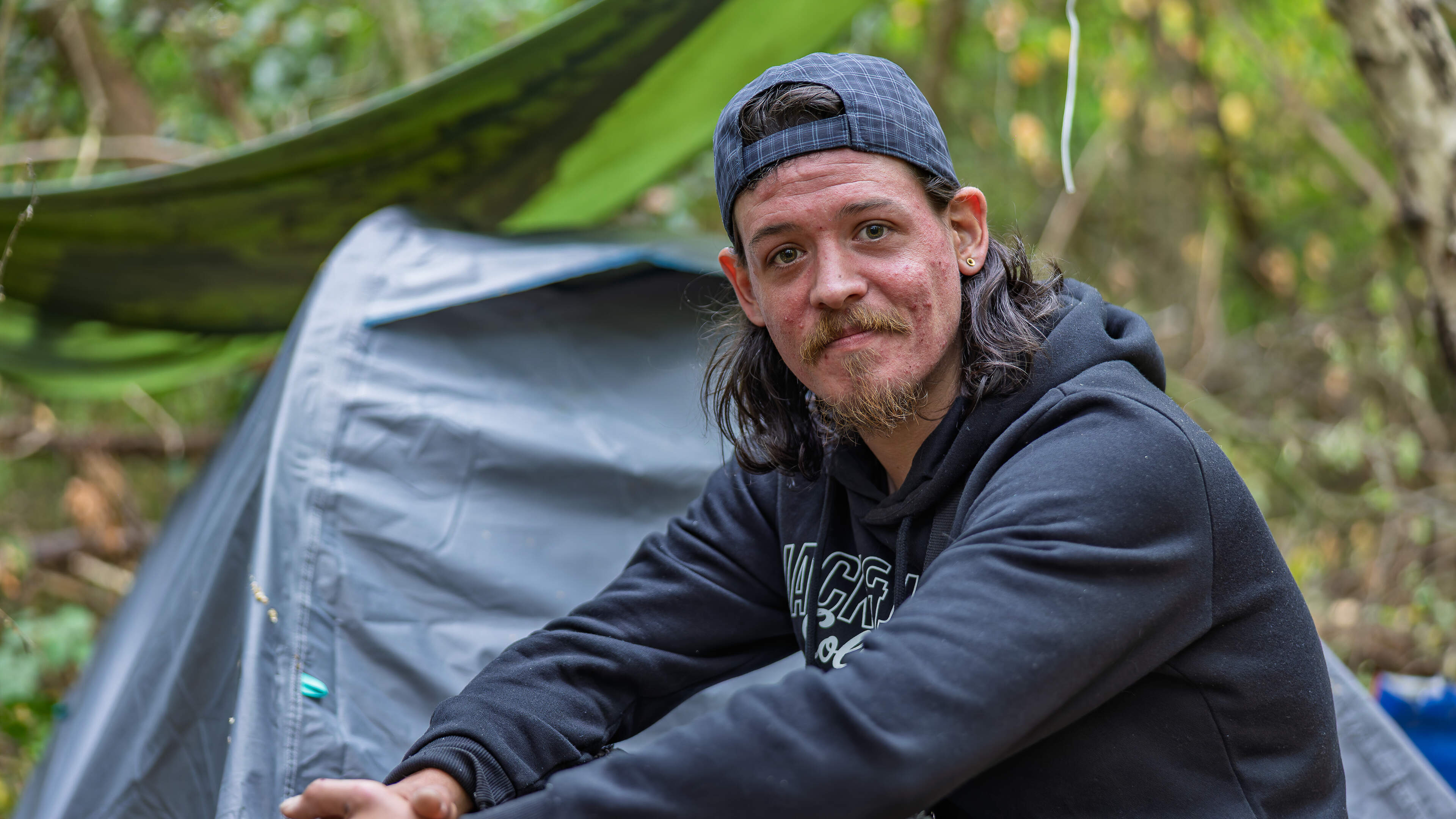 Brian (32) raakte dakloos door de drugs en woont nu in een tentje in het bos in Kerkrade: ‘Op mijn d
