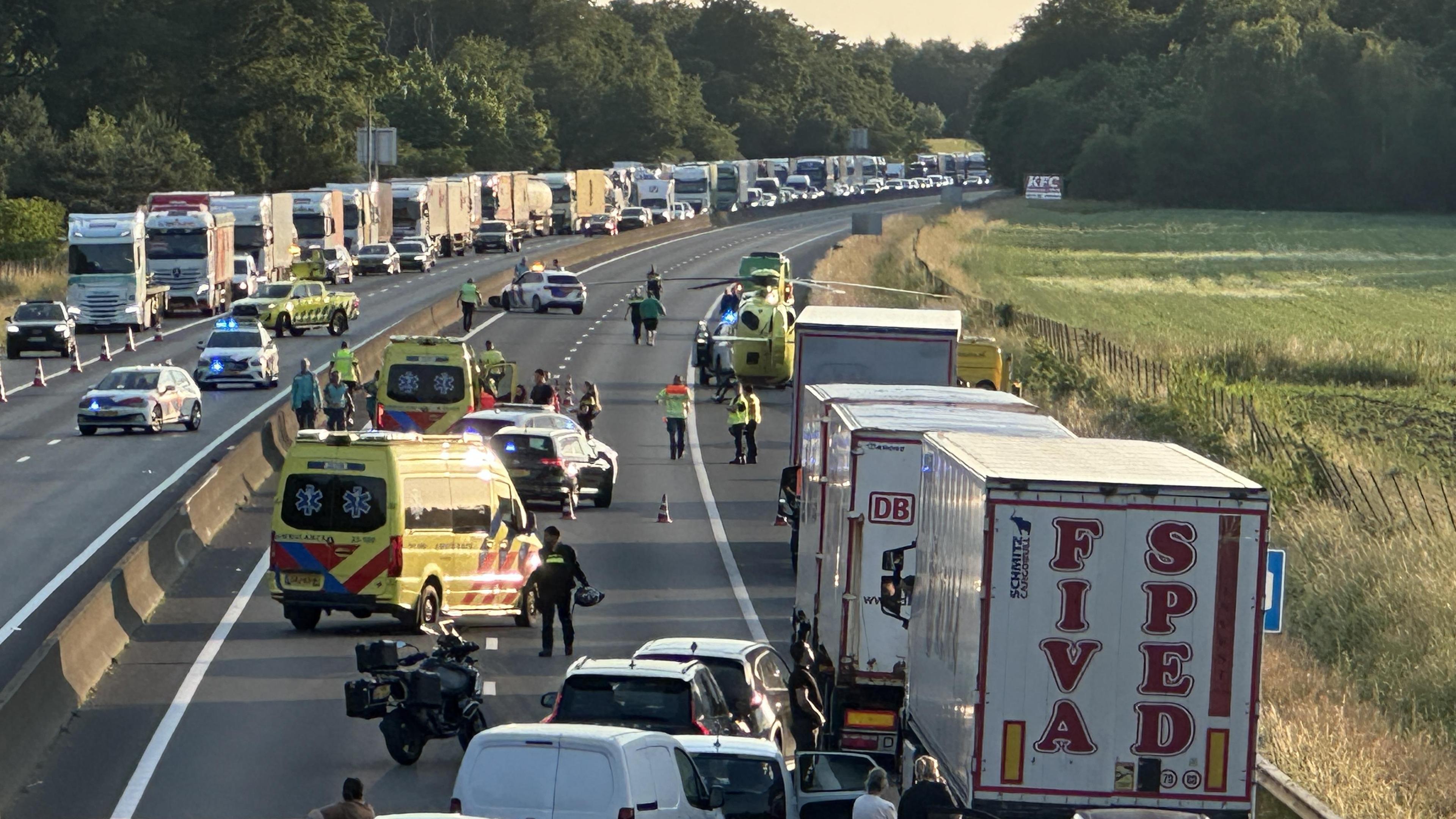 Ongeval met motorrijder op A67 bij Maasbree: snelweg dicht en traumahelikopter geland