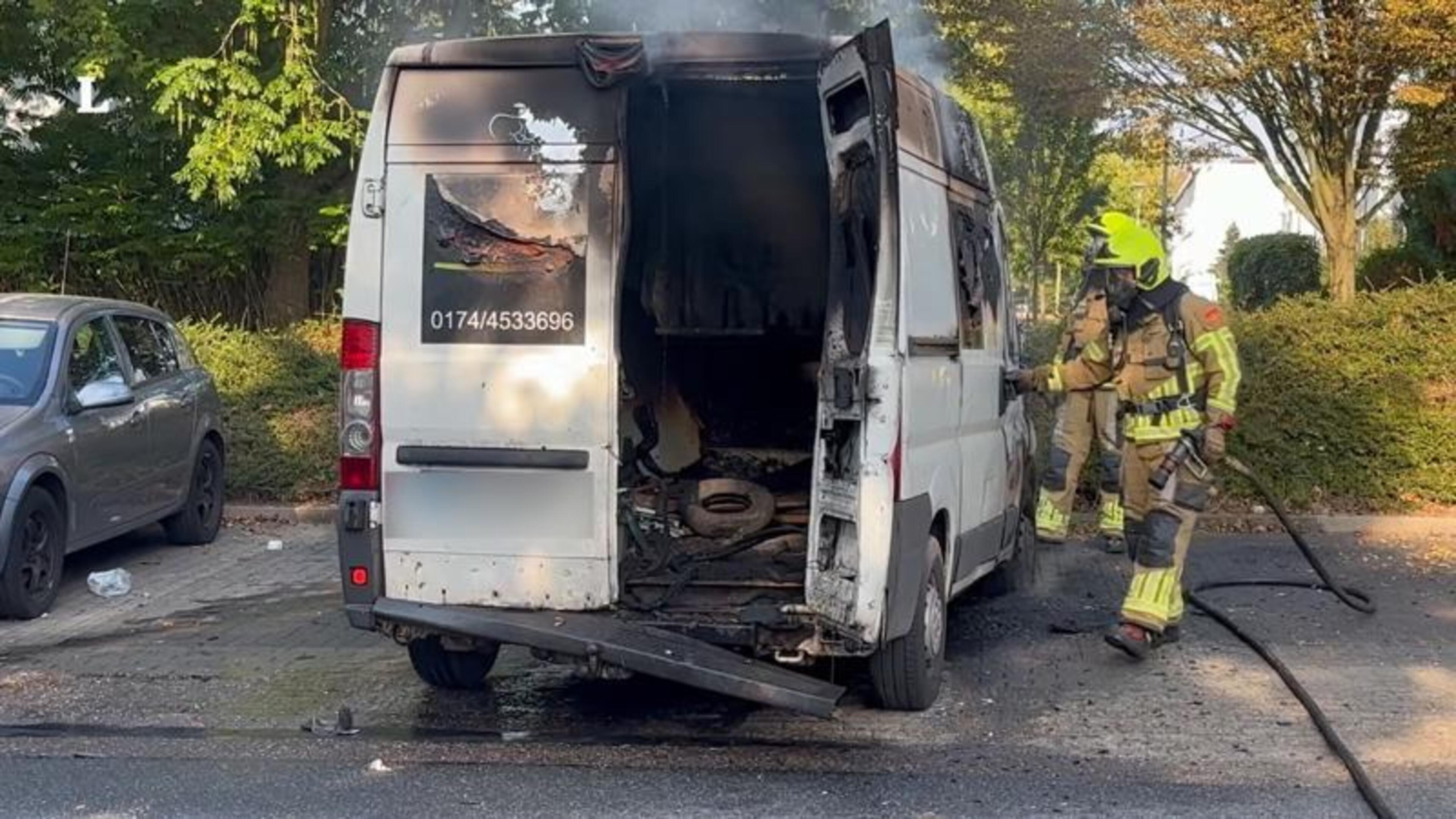 Werkbus en auto beschadigd bij vermoedelijke brandstichting in Heerlen