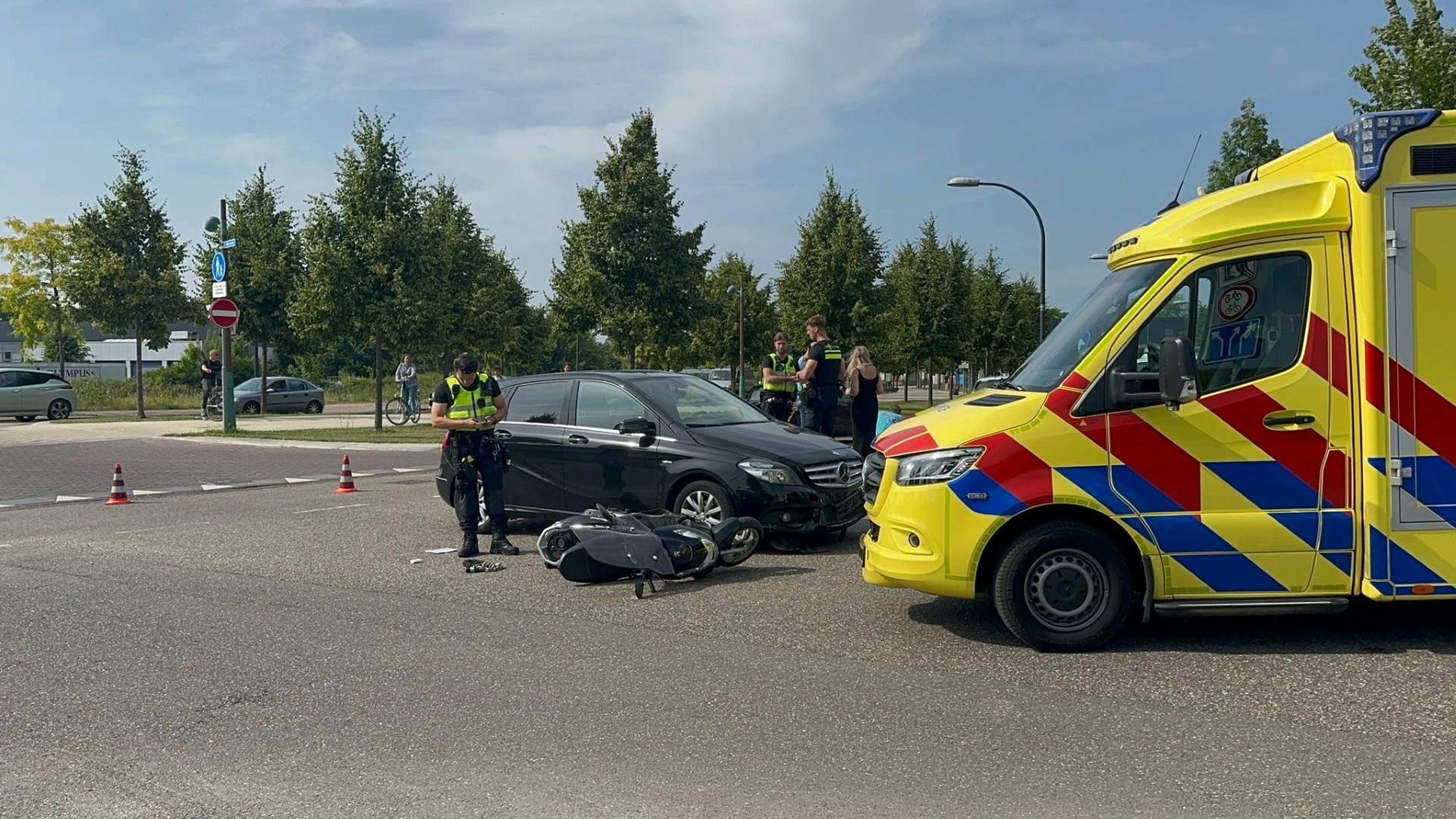 Scooterrijder gewond bij botsing met auto in Maastricht