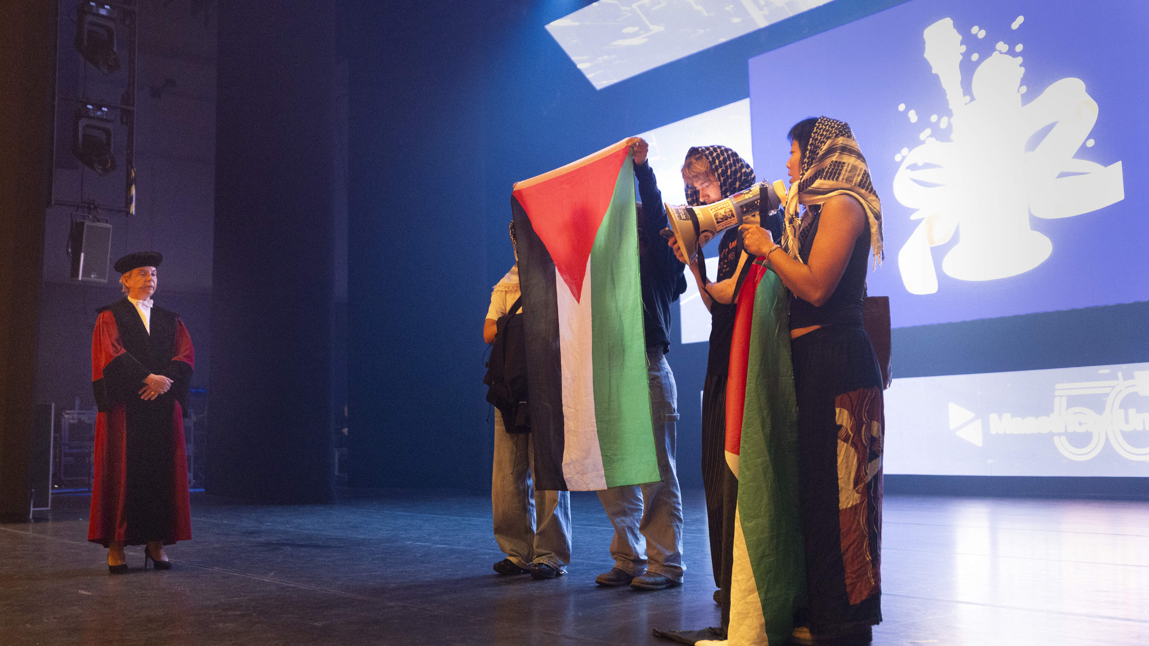 Maastrichtse universiteit opent academisch jaar met blik in toekomst én verstoorde ceremonie: ‘Dit i