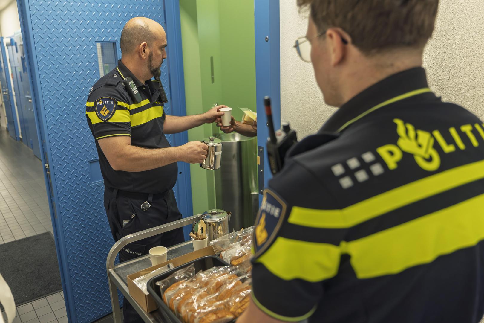 Medewerkers van Team Arrestantentaken maken een lunchronde door het arrestantencomplex in Heerlen.
