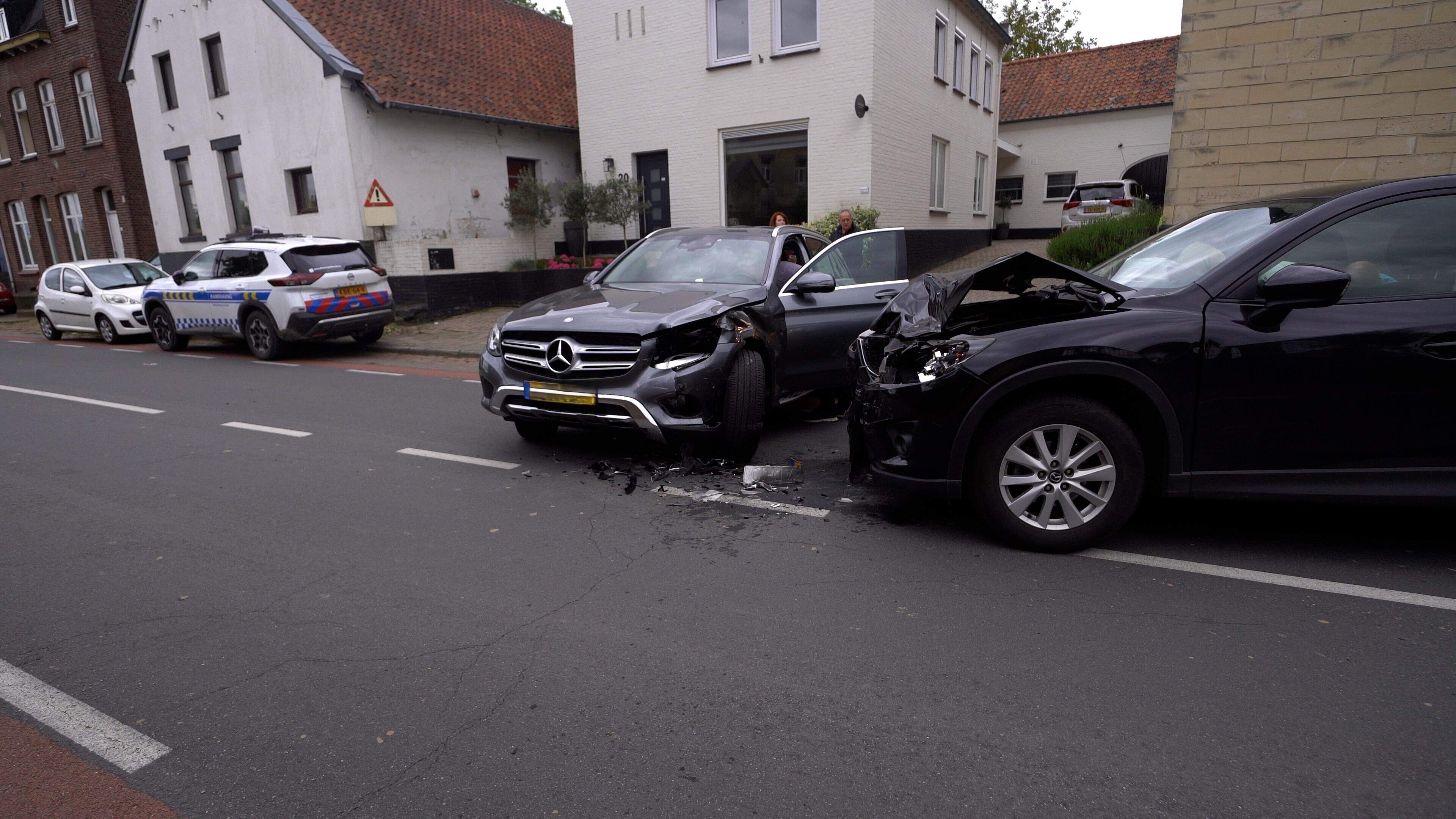 Flinke schade nadat auto’s met elkaar in botsing komen in Oud-Valkenburg