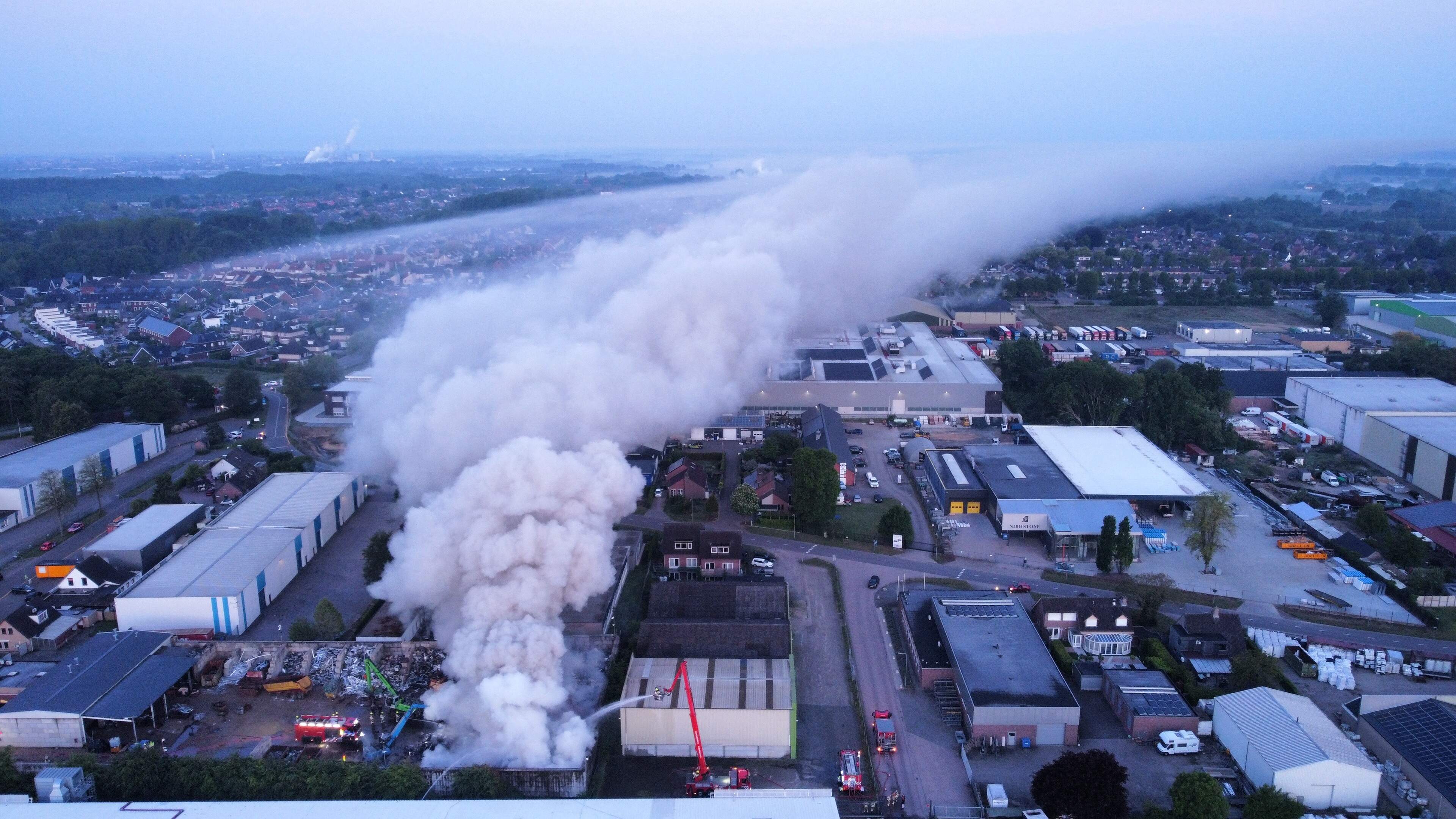 Grote brand bij metaalrecycler, rook trekt richting Swalmen