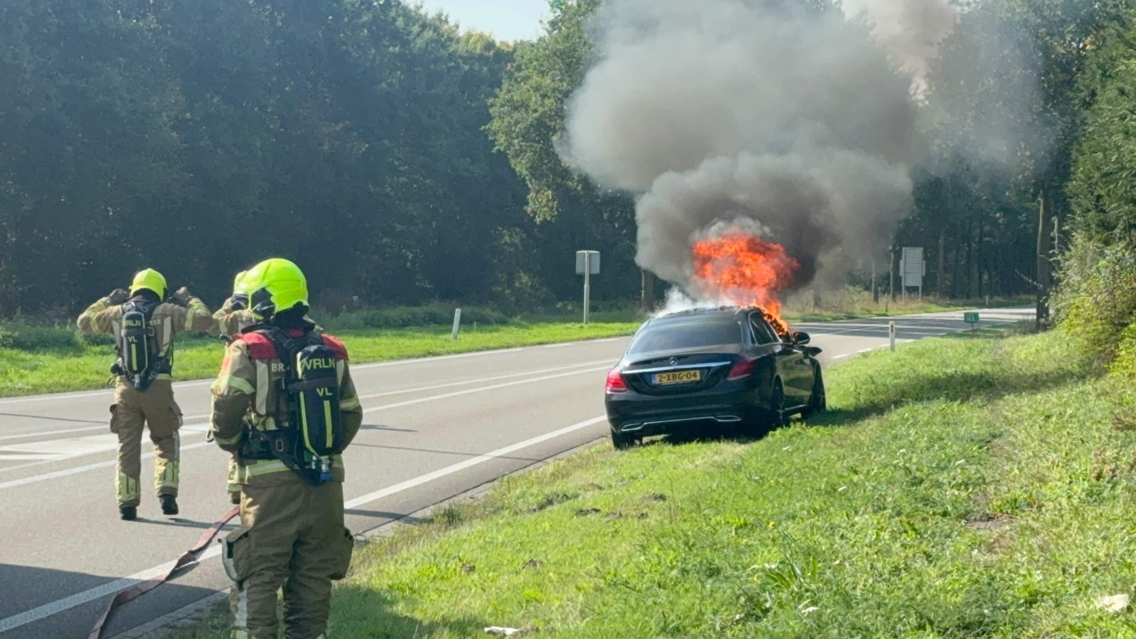 Auto brandt volledig uit op N275 in Beringe