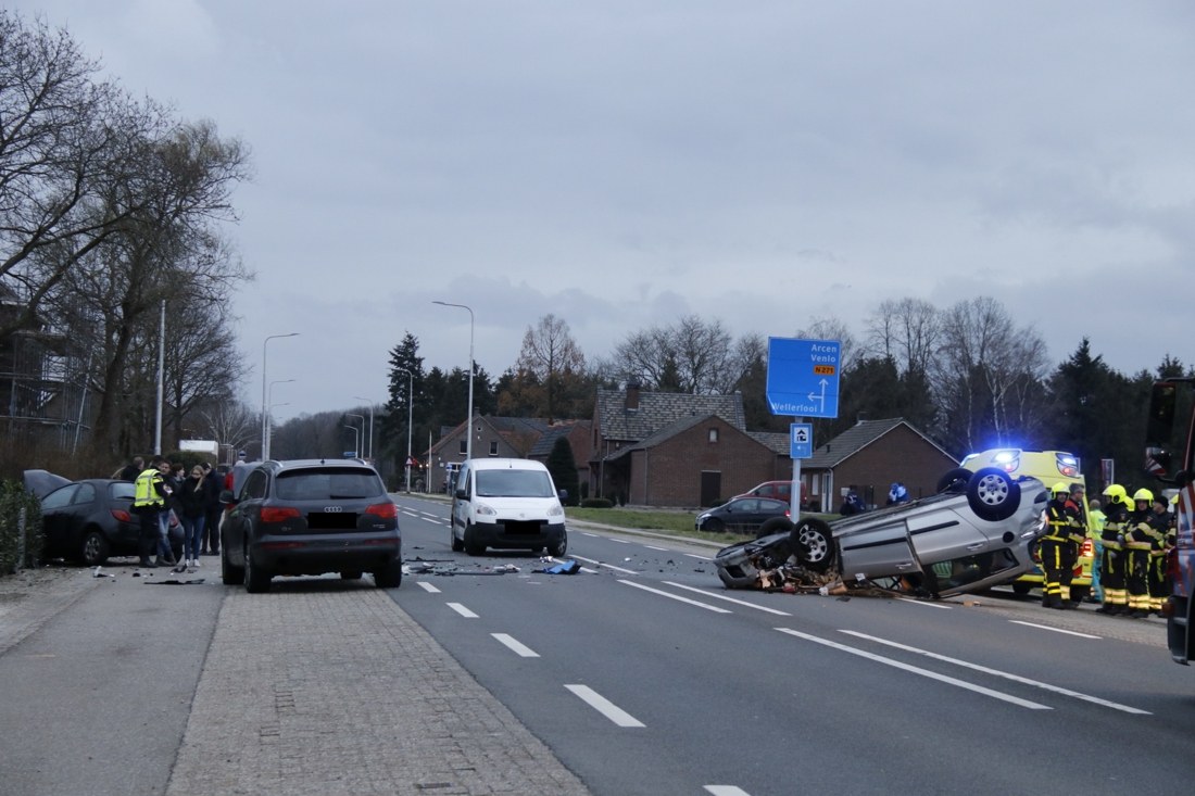 Auto belandt op de kop bij zware aanrijding: minstens 1 gewonde
