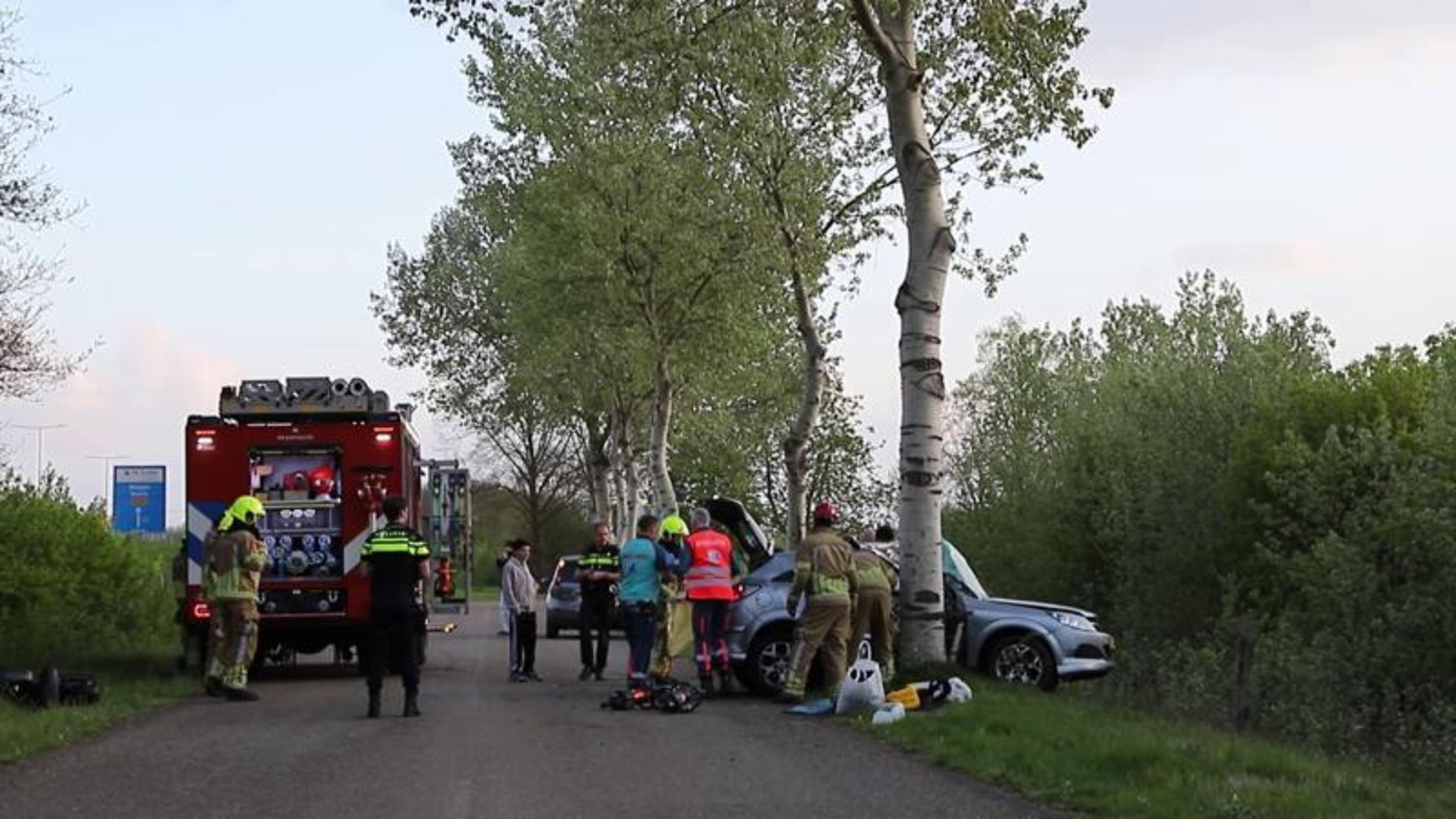 Vier gewonden bij botsing auto tegen boom