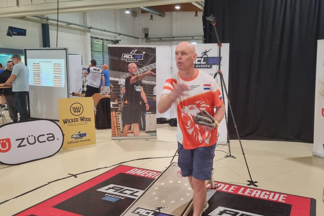 Een zakje in een gat gooien? Op het WK Cornhole is dat precies wat Robert (57) uit Doenrade doet
