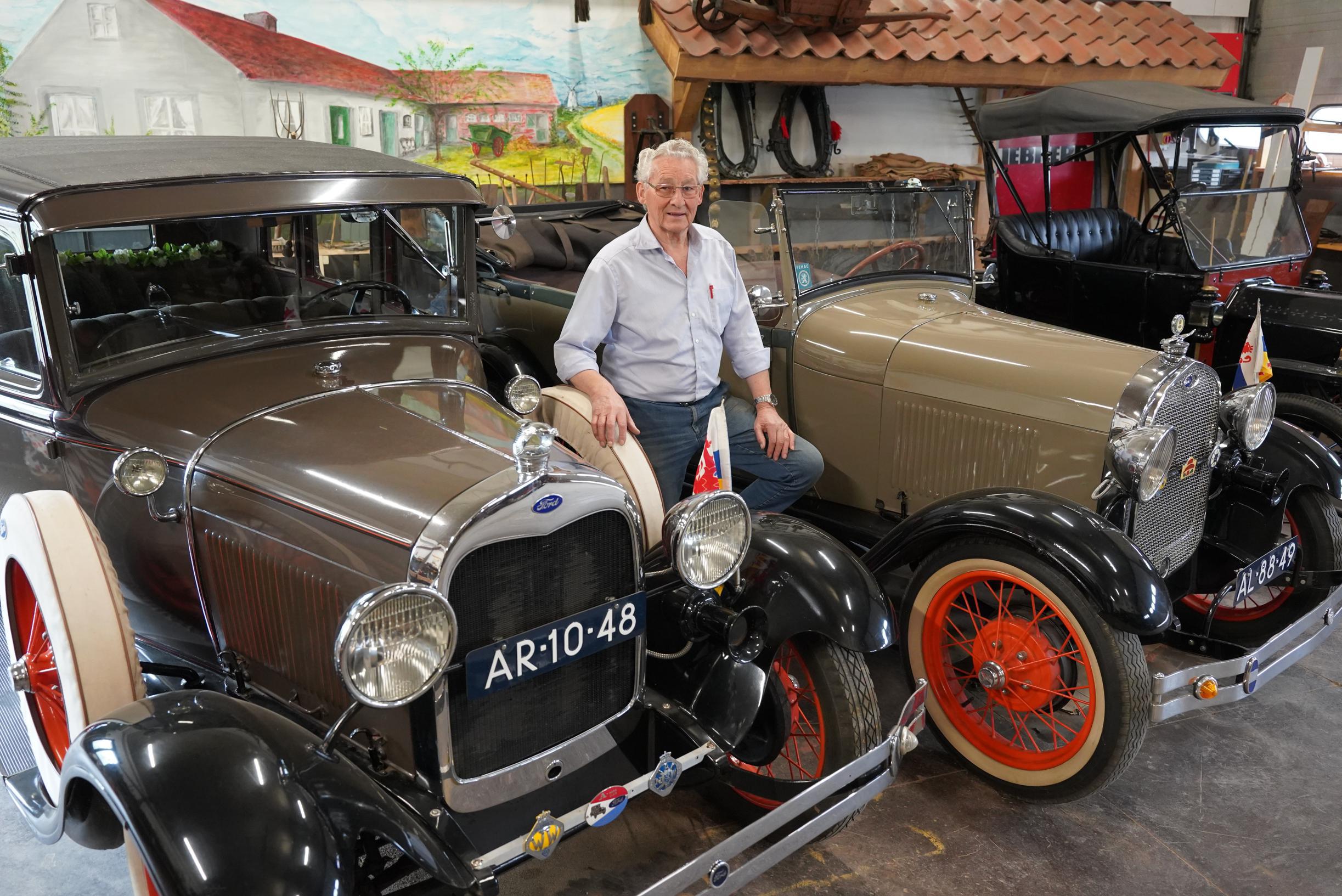 Ton uit Posterholt is verknocht aan zijn oldtimers: ‘Zodra die auto’s benzine ruiken starten ze, één