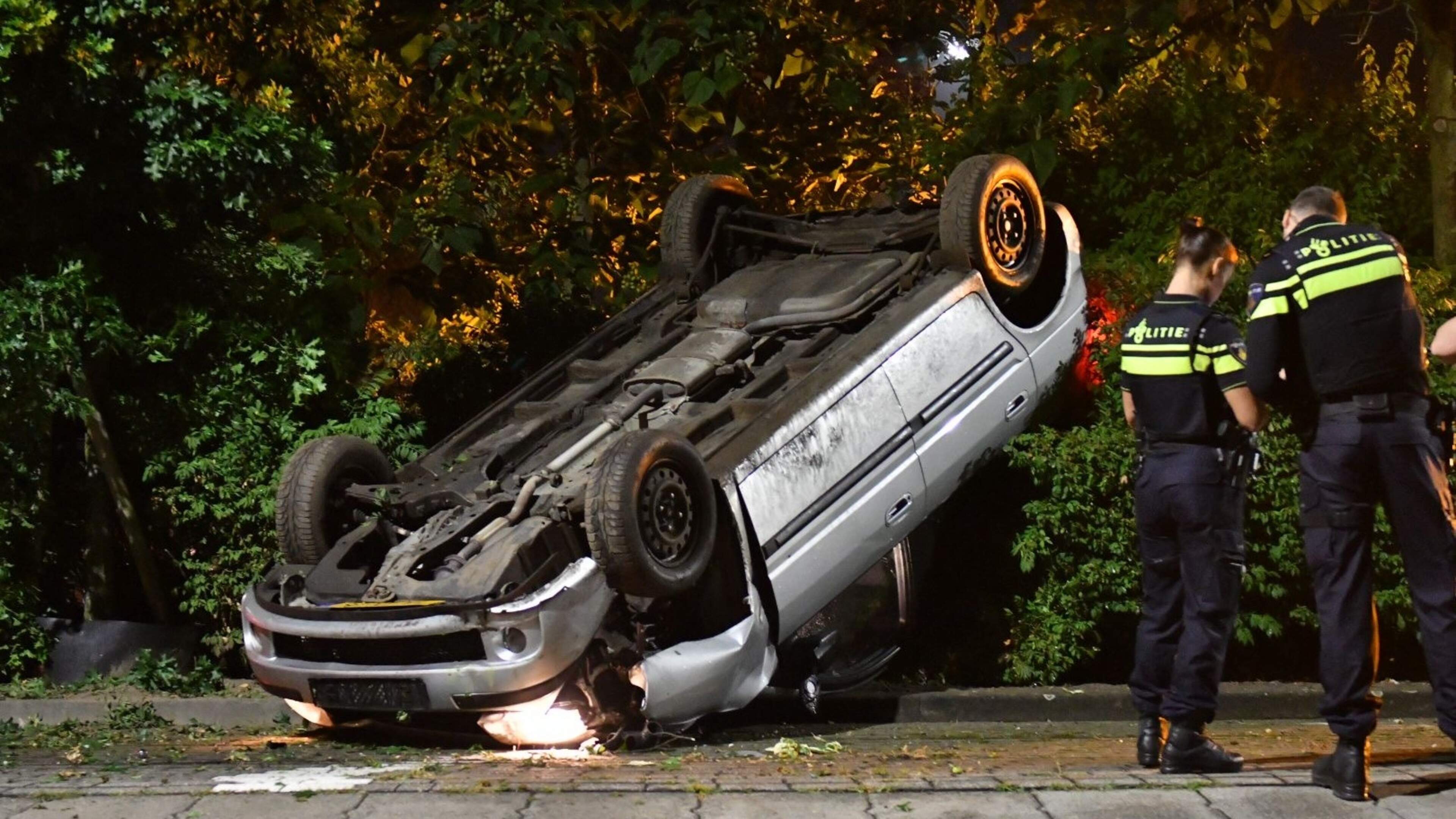 Video: Auto mist rotonde en slaat over de kop in Grubbenvorst