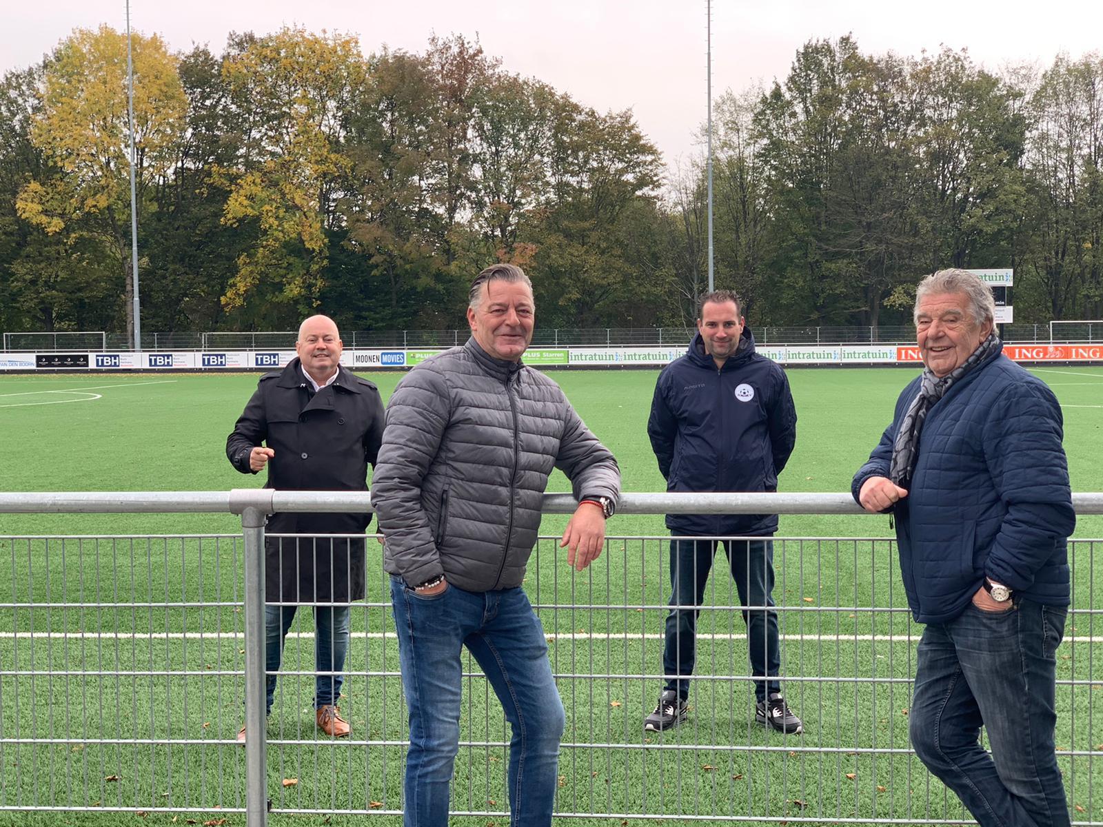 Frans Theunisz zingt nieuw clublied voor RKHSV uit Maastricht | De