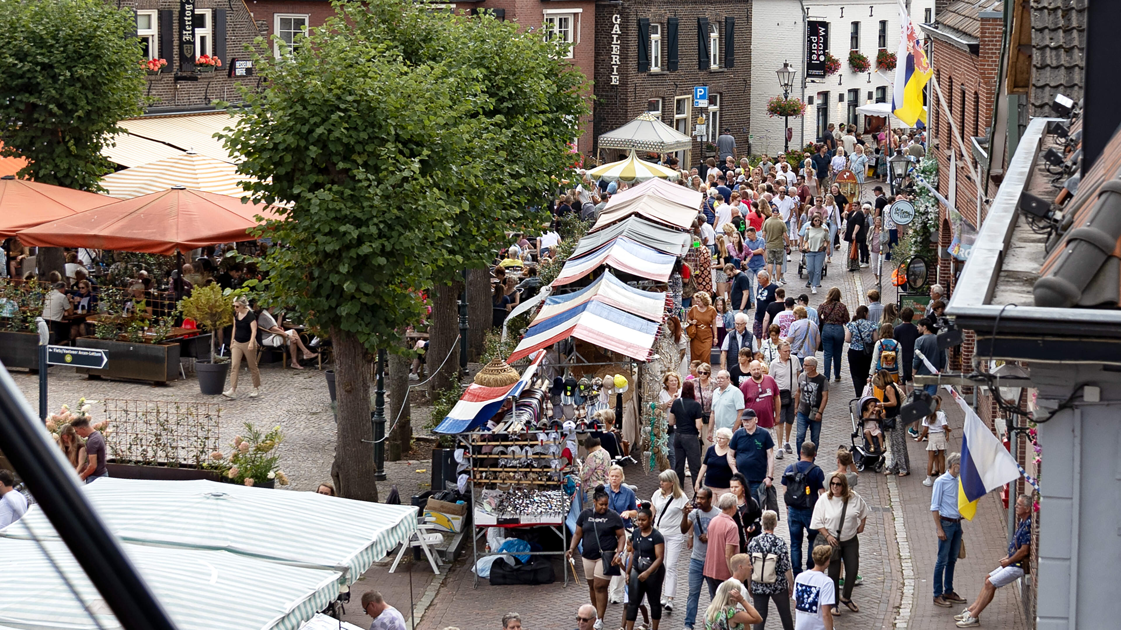 Zes weken lang elke woensdag zomersfeermarkt in Arcen met muziek en straattheater