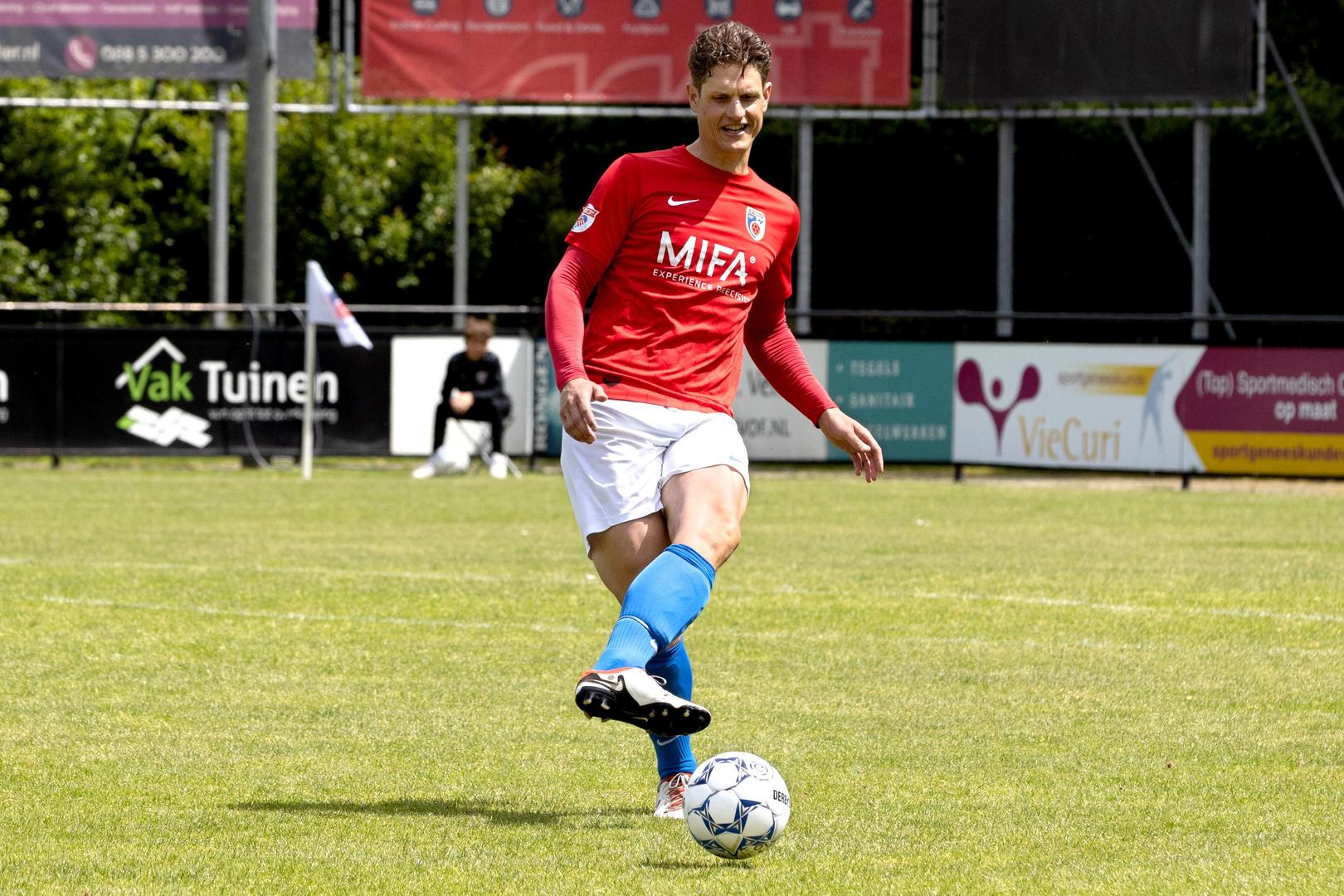 Robert Willemse verzendt een pass in het thuisduel met Dongen.