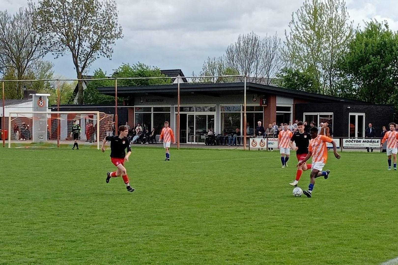 Leeuwen bouwt een aanval op