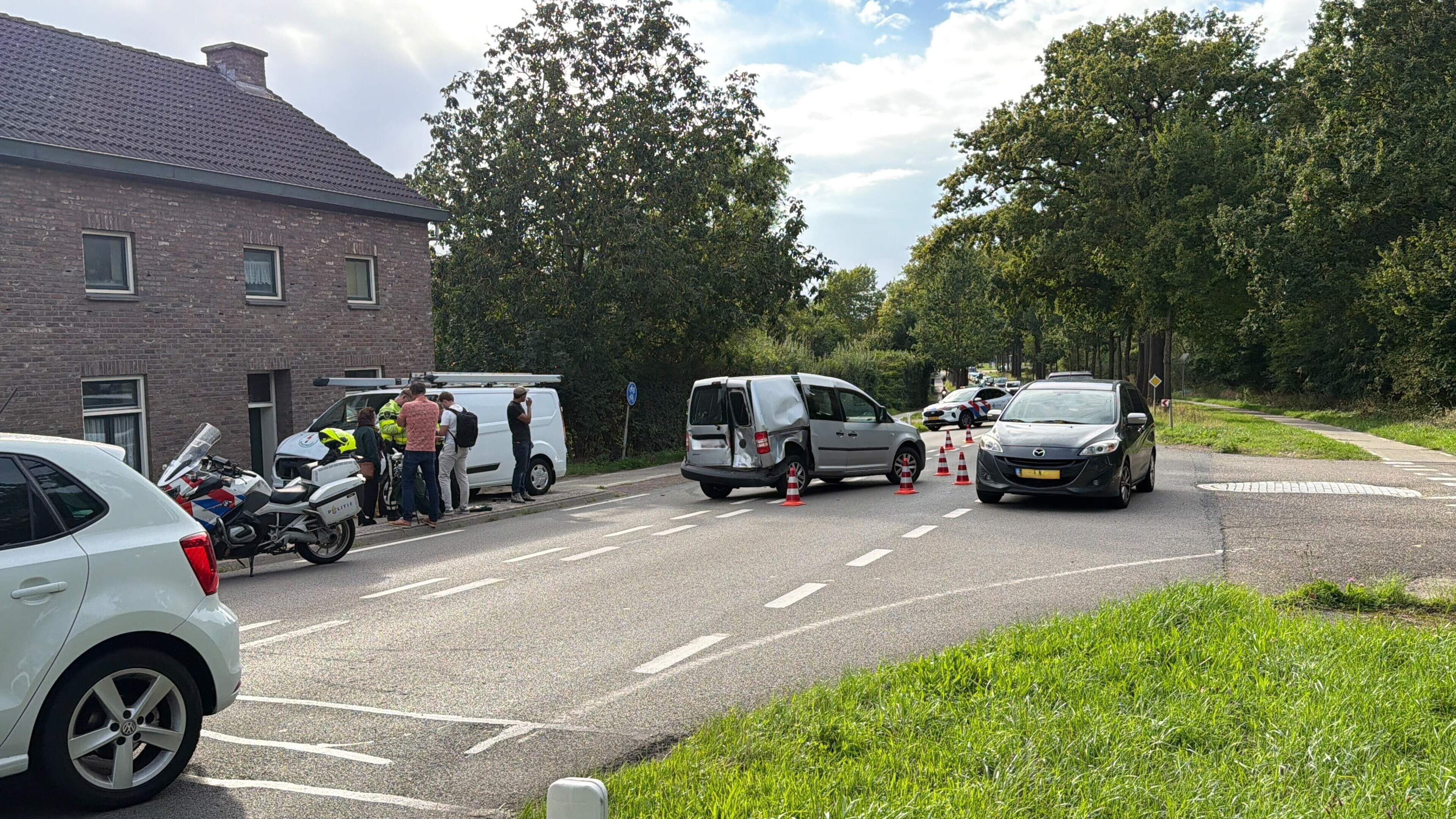 Twee busjes beschadigd na aanrijding in Maastricht