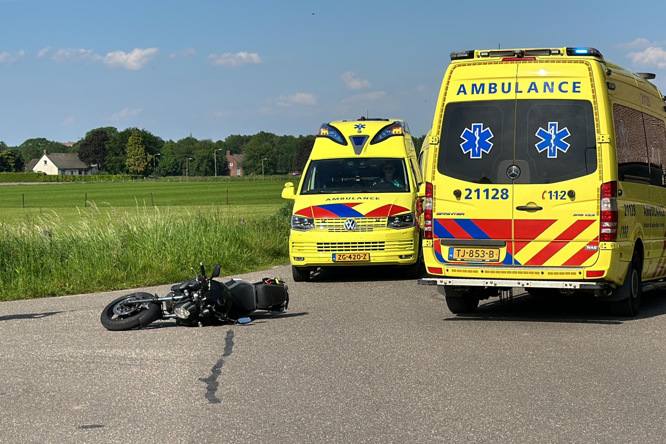 Motorrijder en passagier raken zwaargewond door aanrijding met tractor in Venray