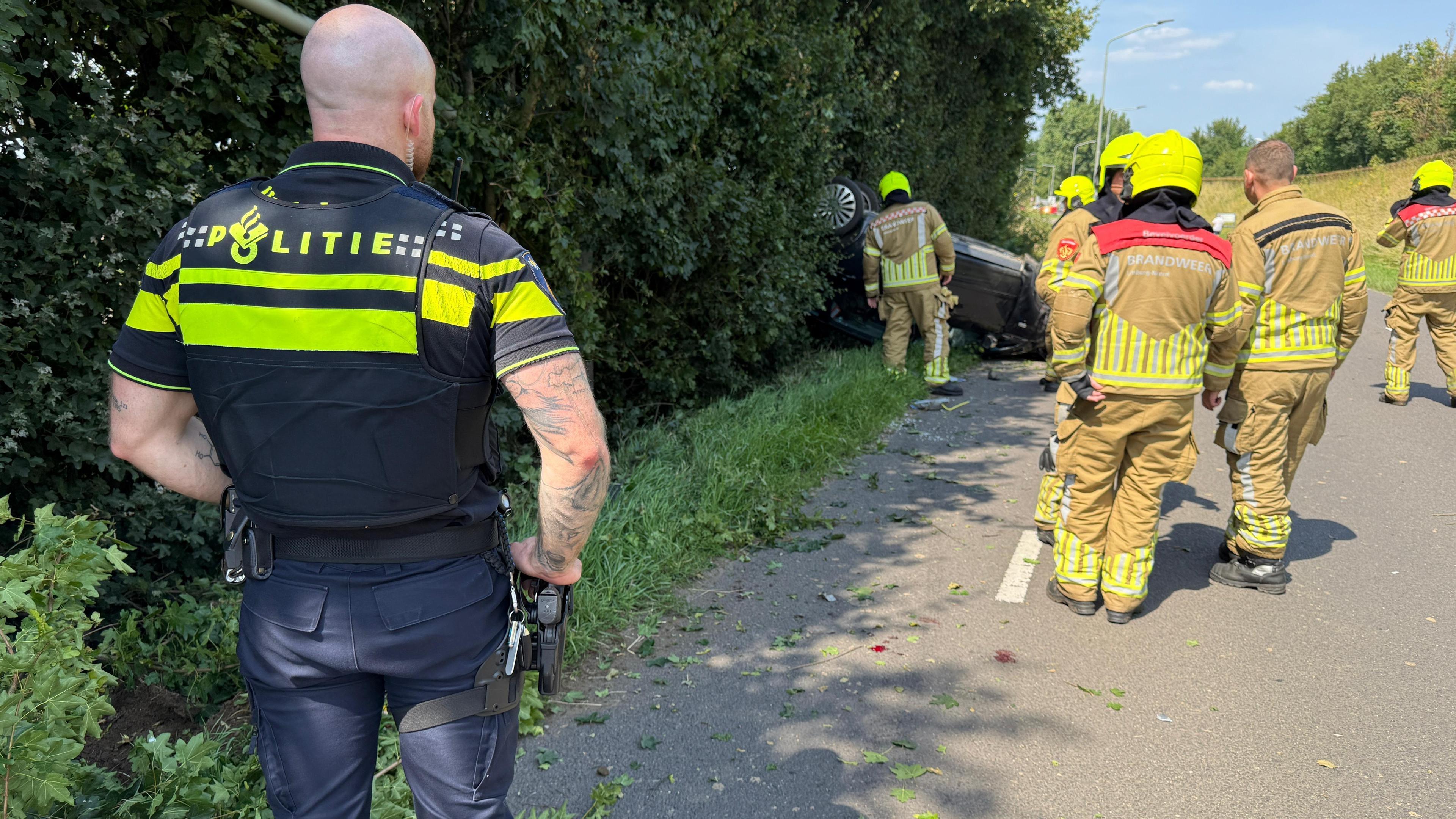 Auto slaat over de kop in Ohé en Laak, gewonde met ambulance naar ziekenhuis