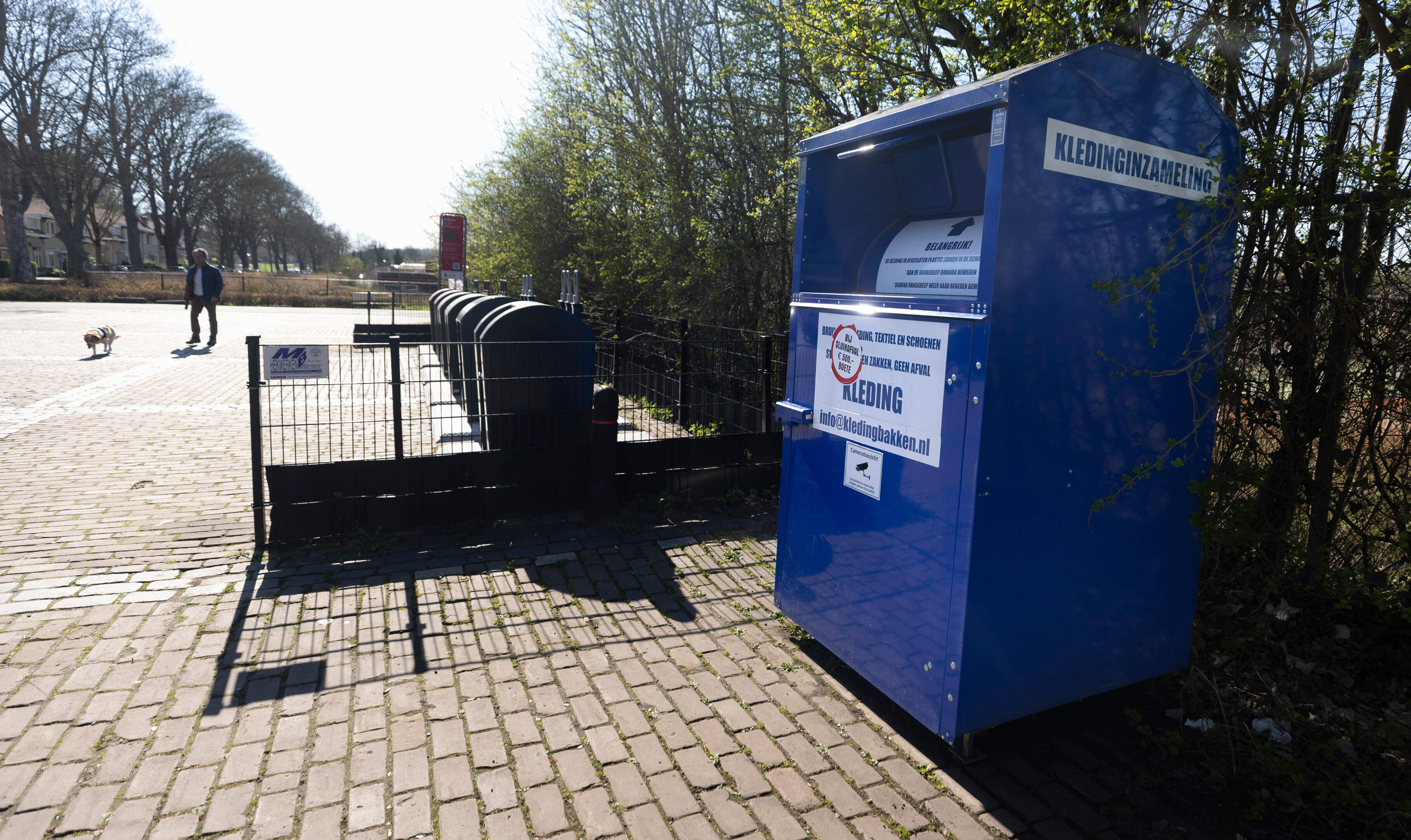 Overal in Limburg staat het vol met illegale kledingcontainers: waar gaat jouw oude jas naar toe? En