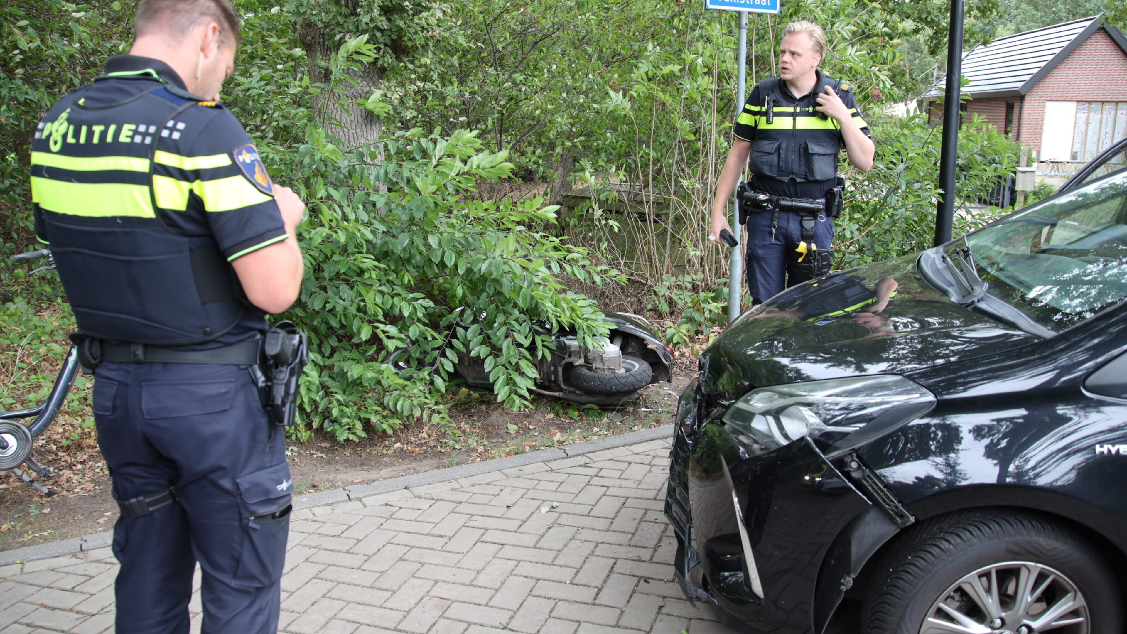 Vrouw gewond na botsing tussen scooter en auto in Bergen