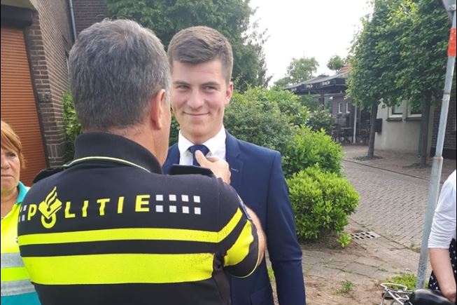 Politieagent helpt jongen op weg naar galafeest