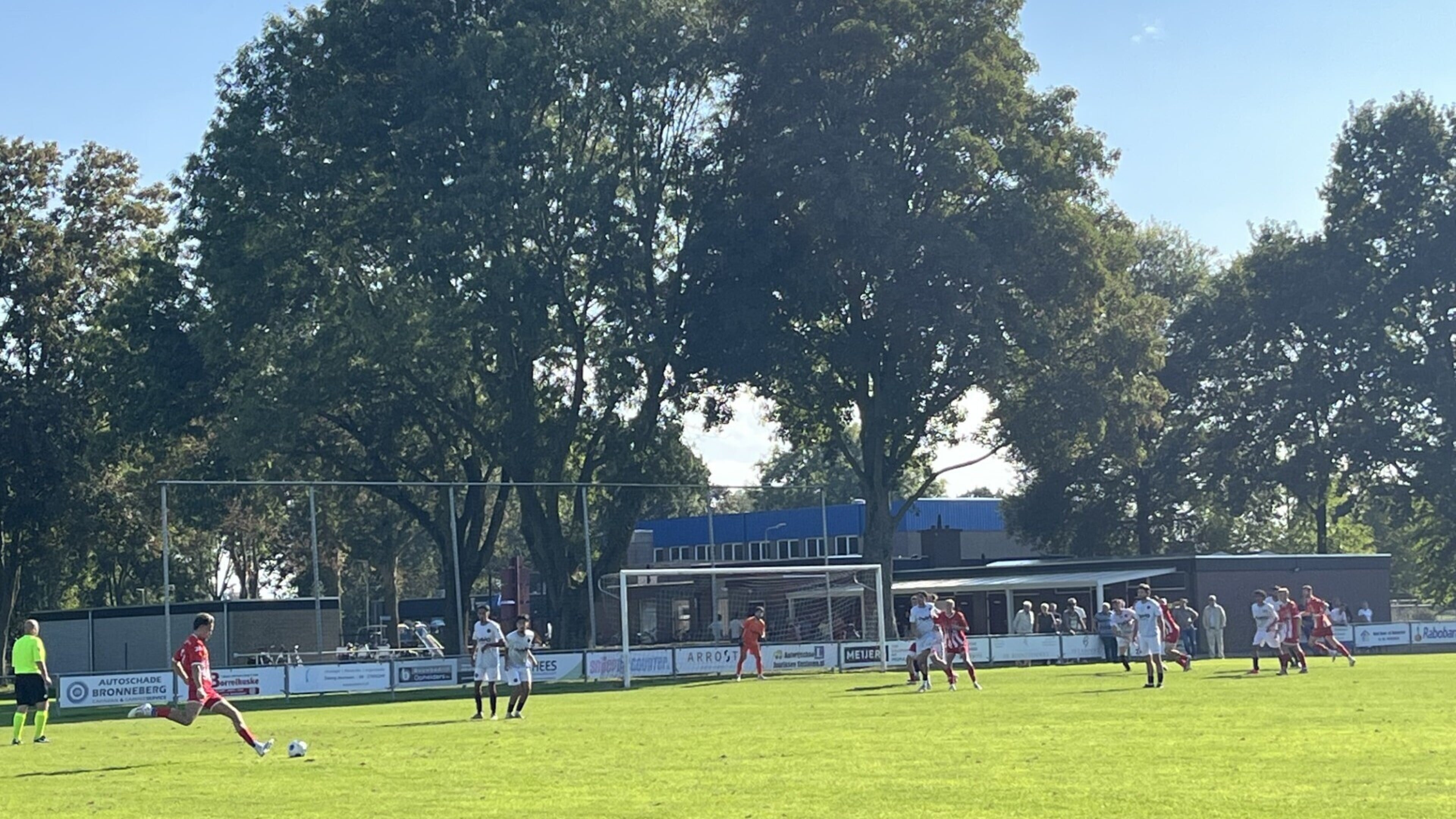 Roosteren zet zegereeks voort, mede dankzij een hattrick van Max Henssen: ‘We scoren dit seizoen hee