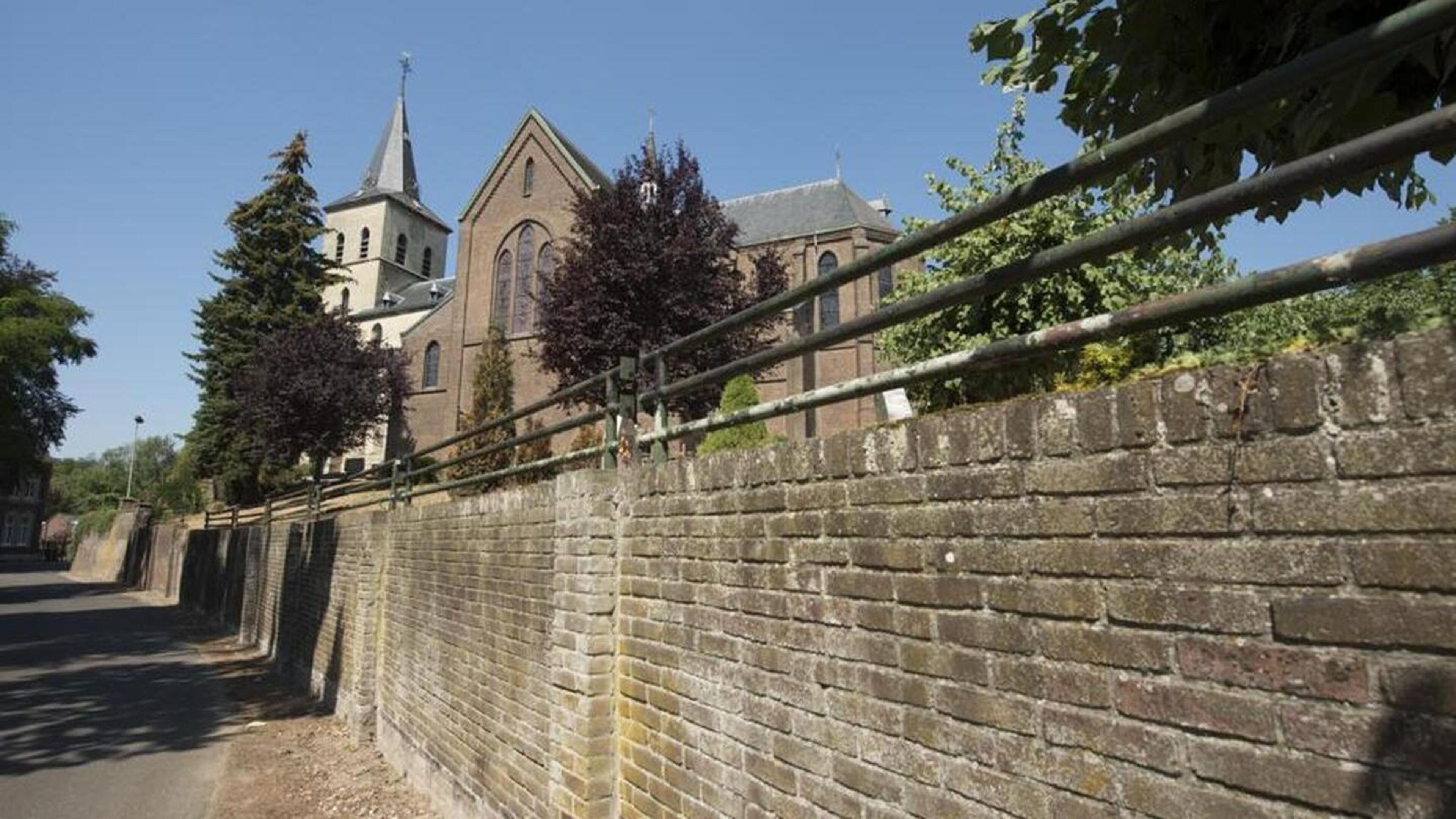 Schinnen viert 5x11-jarig jubileum van oprichter jeugdcarnaval, kapelaan Ben Gorissen