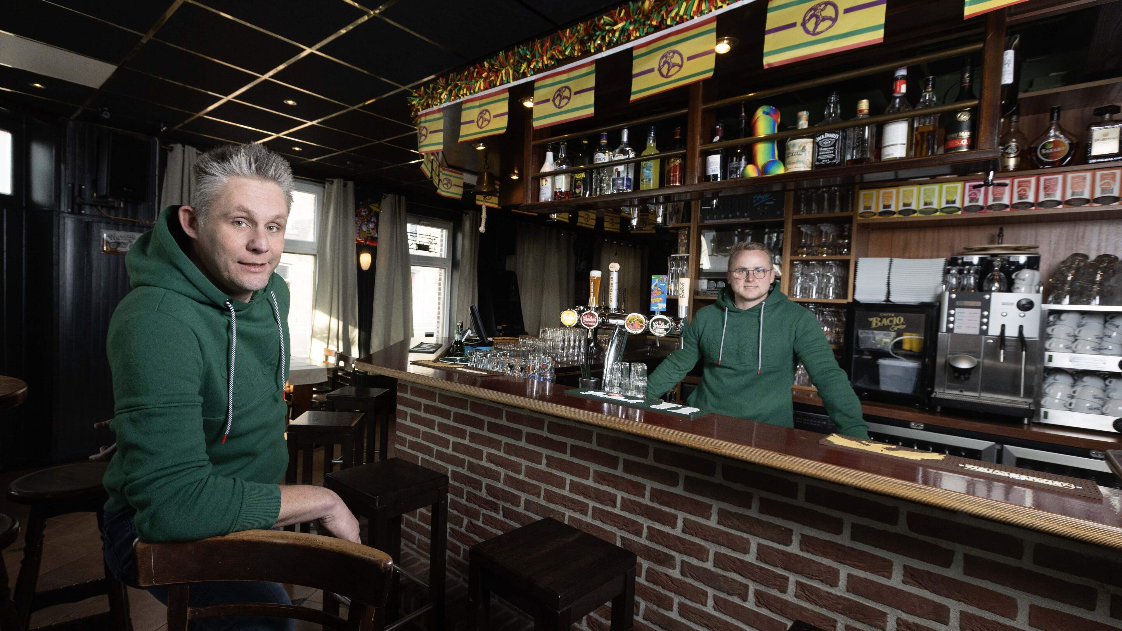 Het enige café van Heel mag eindelijk weer open: Richard en Rick hebben na veel gedoe de vergunning 