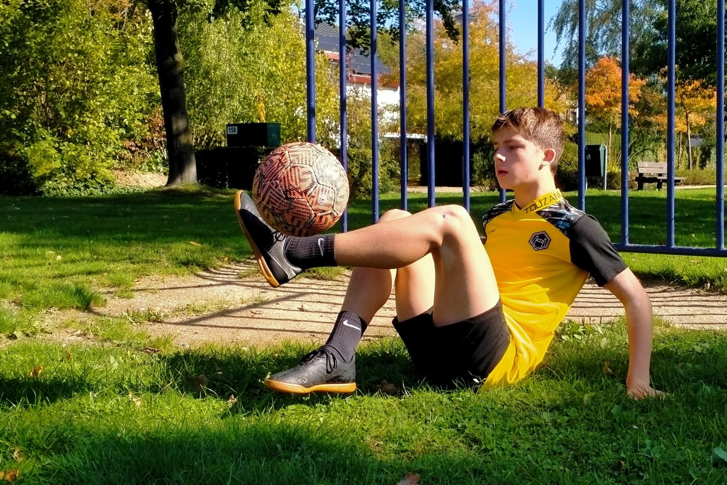 Ook PSV’ers Gakpo en Madueke onder indruk van Nederlands kampioen freestyle voetbal Yves Moors uit H