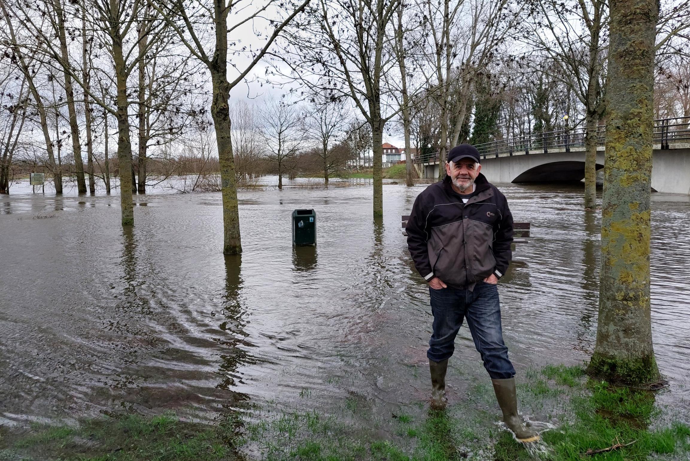 Hoogwater passeert Midden-Limburg zonder al te veel problemen, mede dankzij vrijwilligers als Wim (6