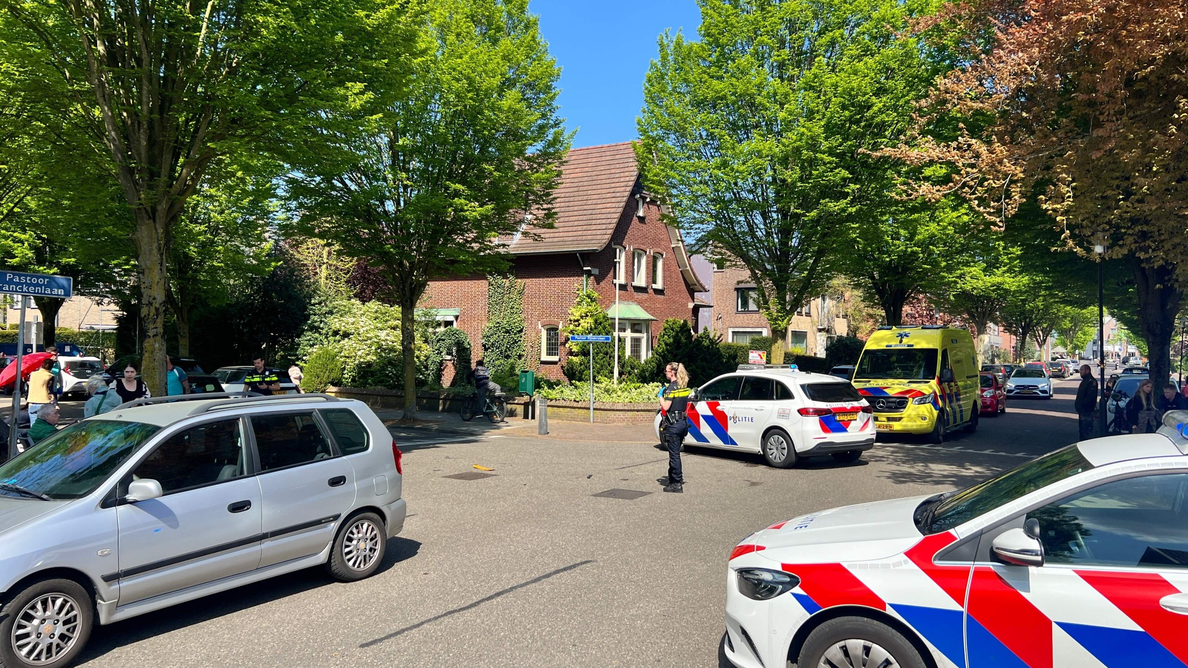 Auto schiet door na verkeersongeluk in Reuver en schept fietser: slachtoffer naar het ziekenhuis