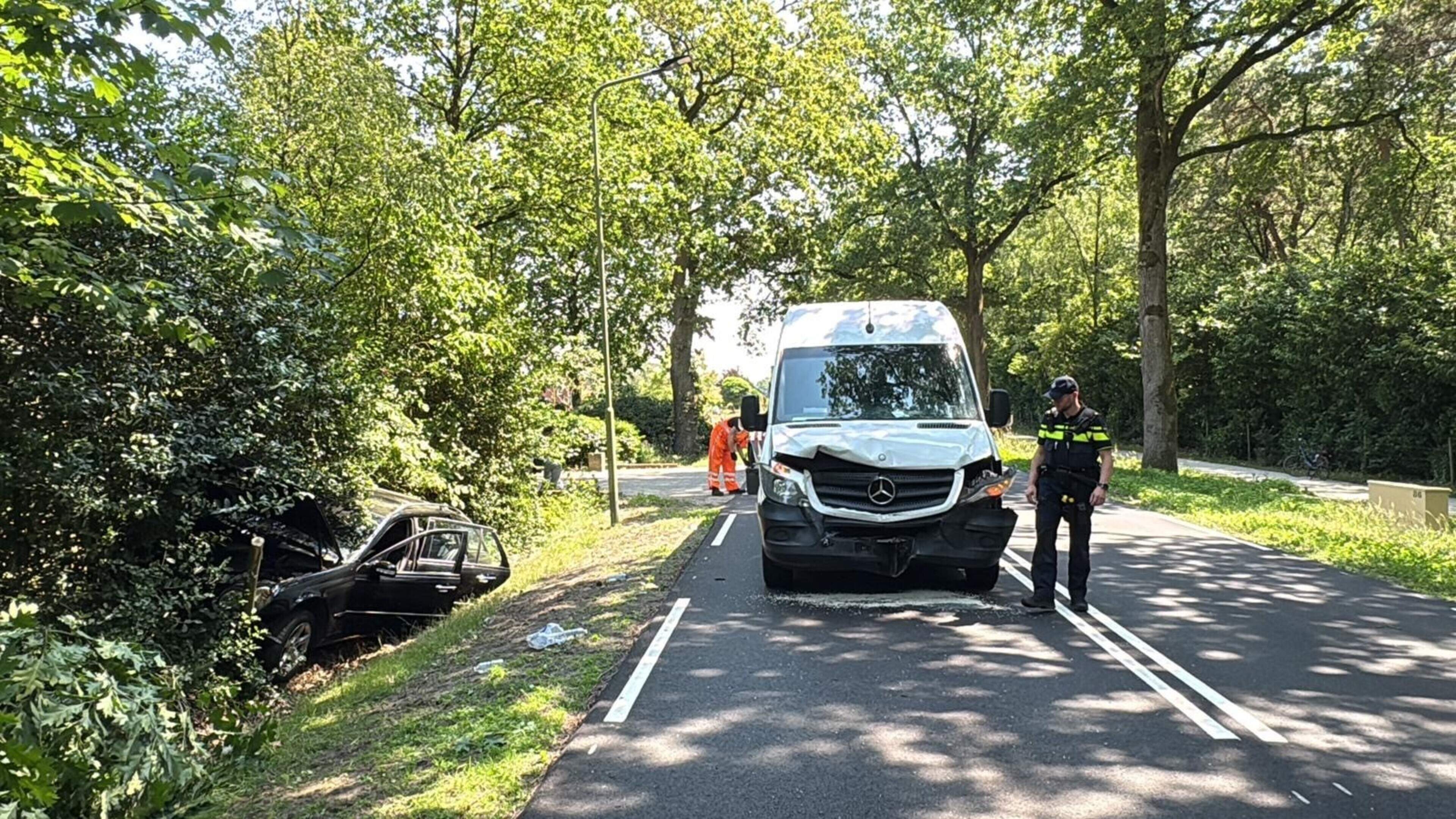 Auto belandt in greppel na kop-staartbotsing in Nederweert-Eind