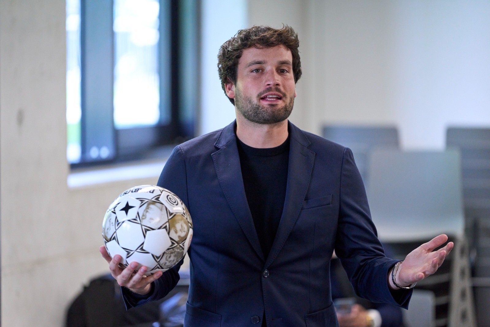 NPO volgt jonge voetbalmakelaar uit Grubbenvorst die Nederlandse toptalenten en VVV-spelers begeleid