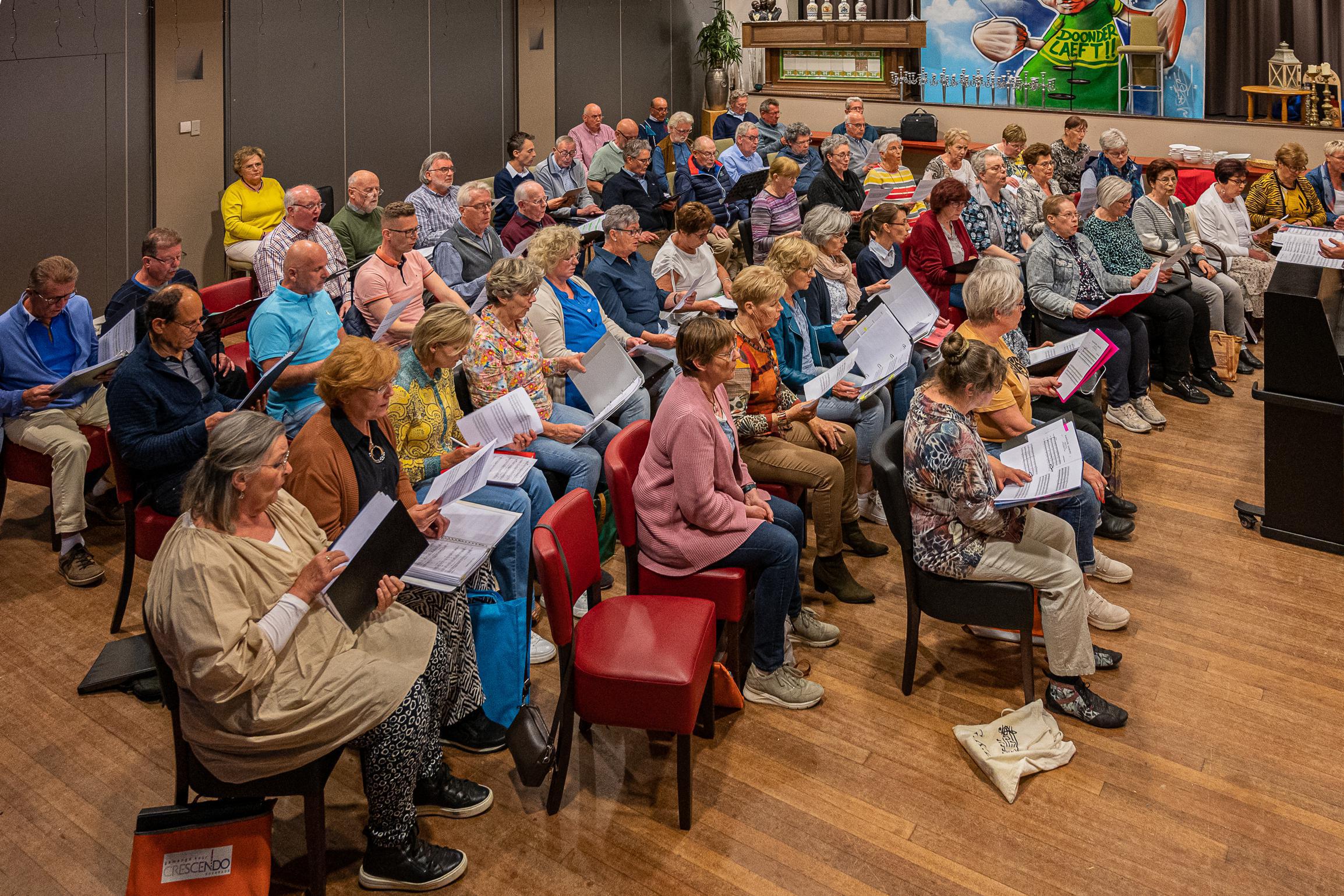 Crescendo nodigt ‘douchezangers’ uit musical krakers mee te zingen