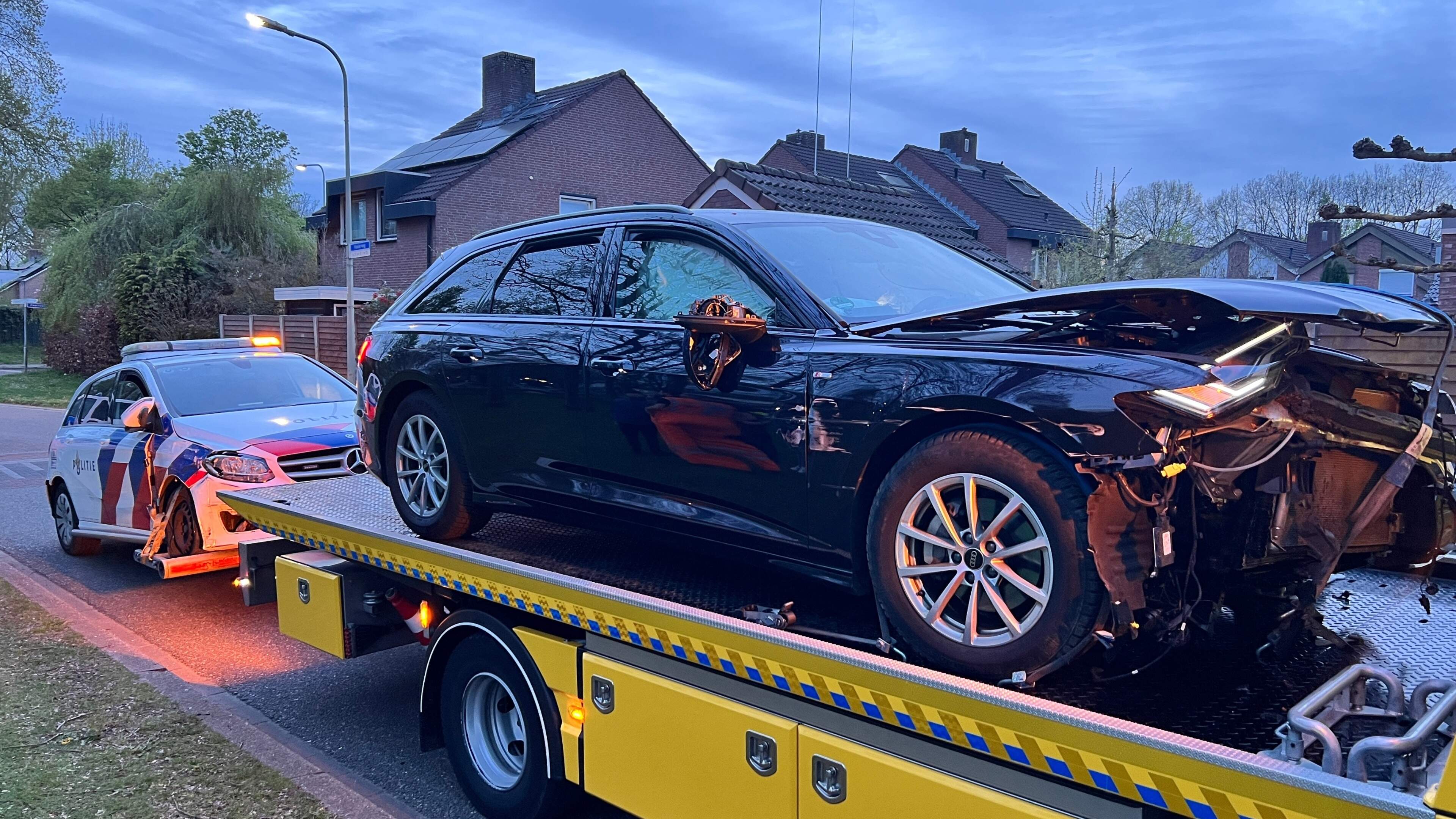 Achtervolging eindigt met crash tegen boom in Horn, ook politieauto beschadigd
