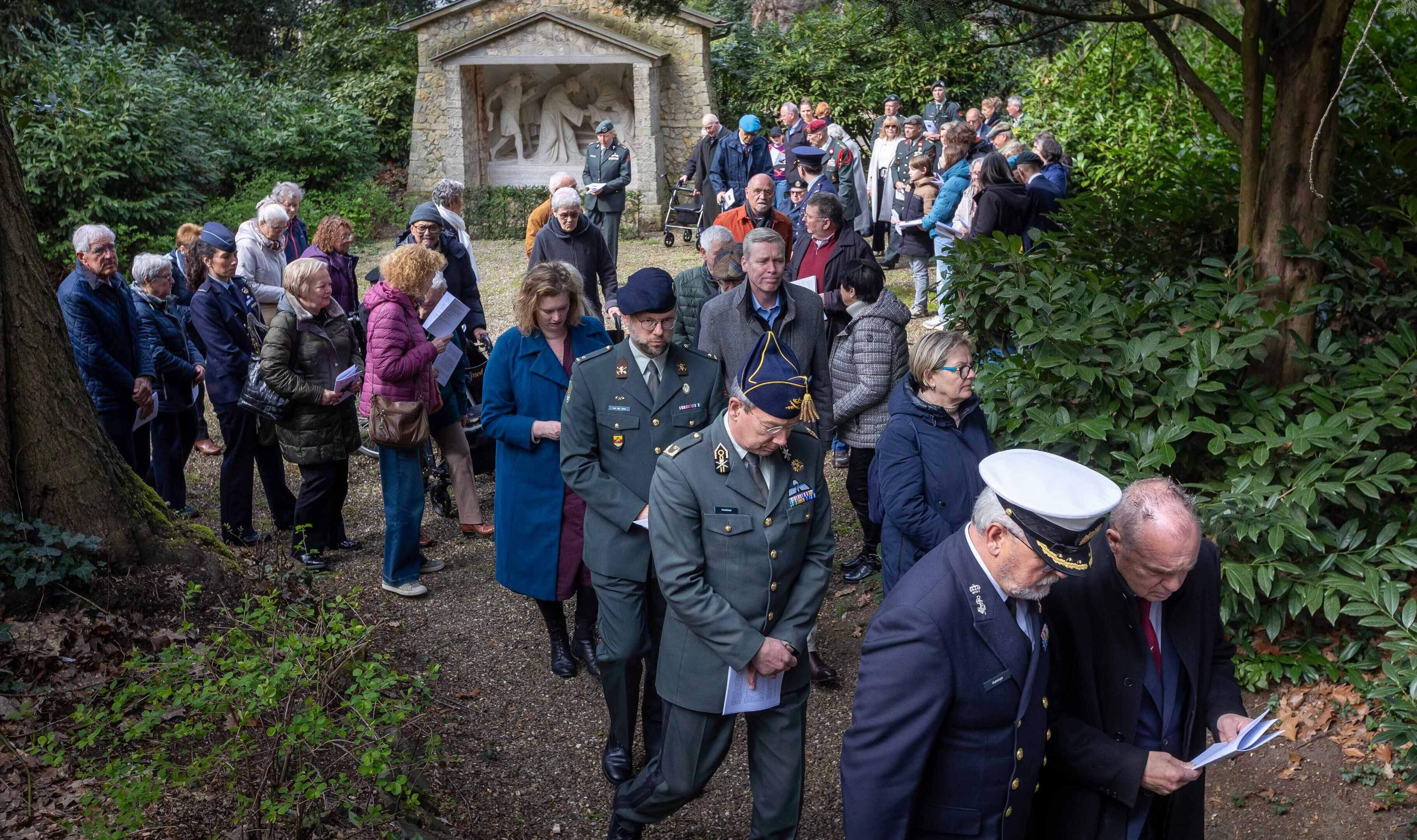 Gelovige militairen lopen de veertien staties door Kruiswegpark in Roermond