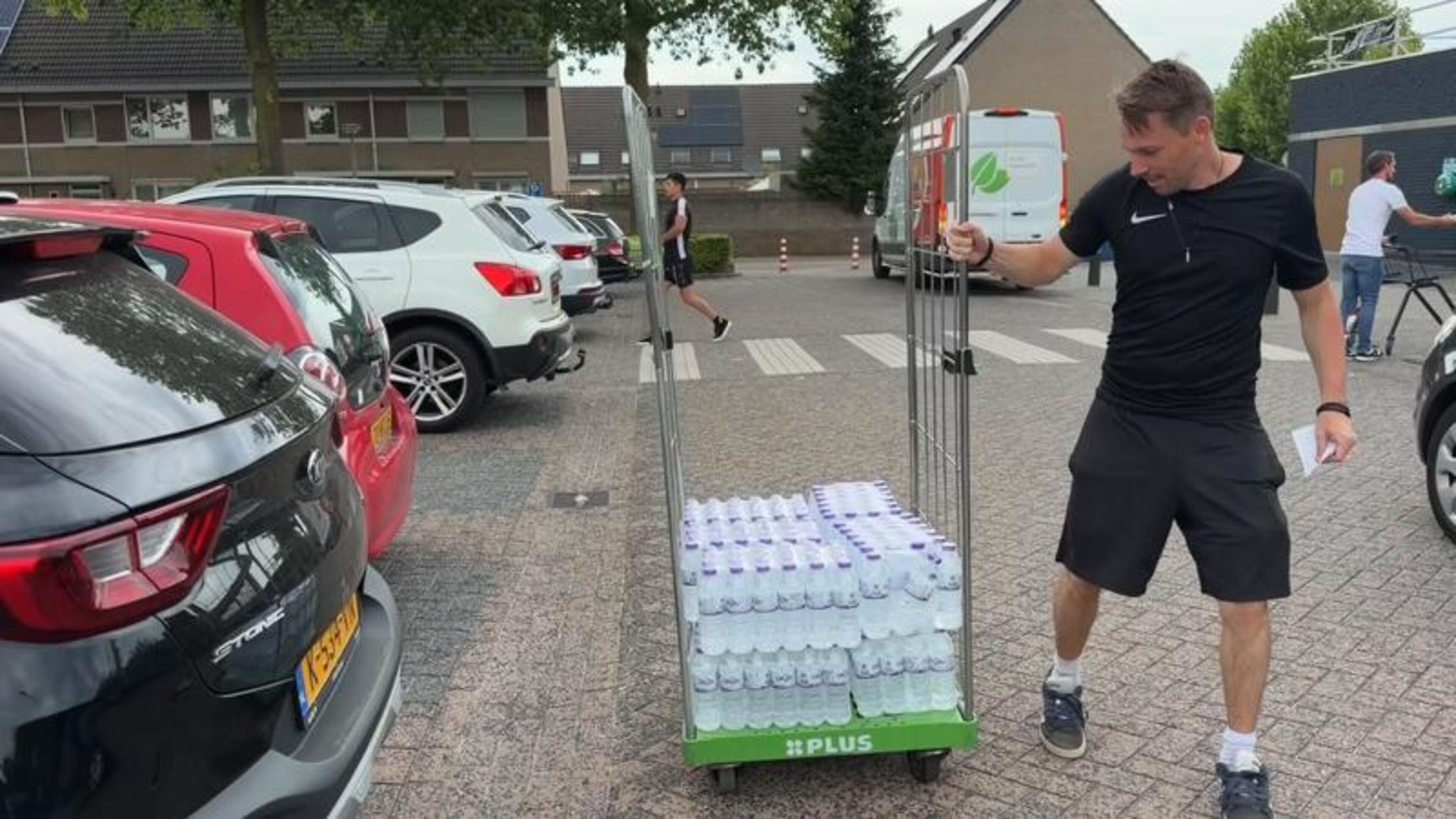 Ricardo (37) uit Leunen deelt honderden flessen water uit aan brandweermannen in Oostrum: ‘Misschien