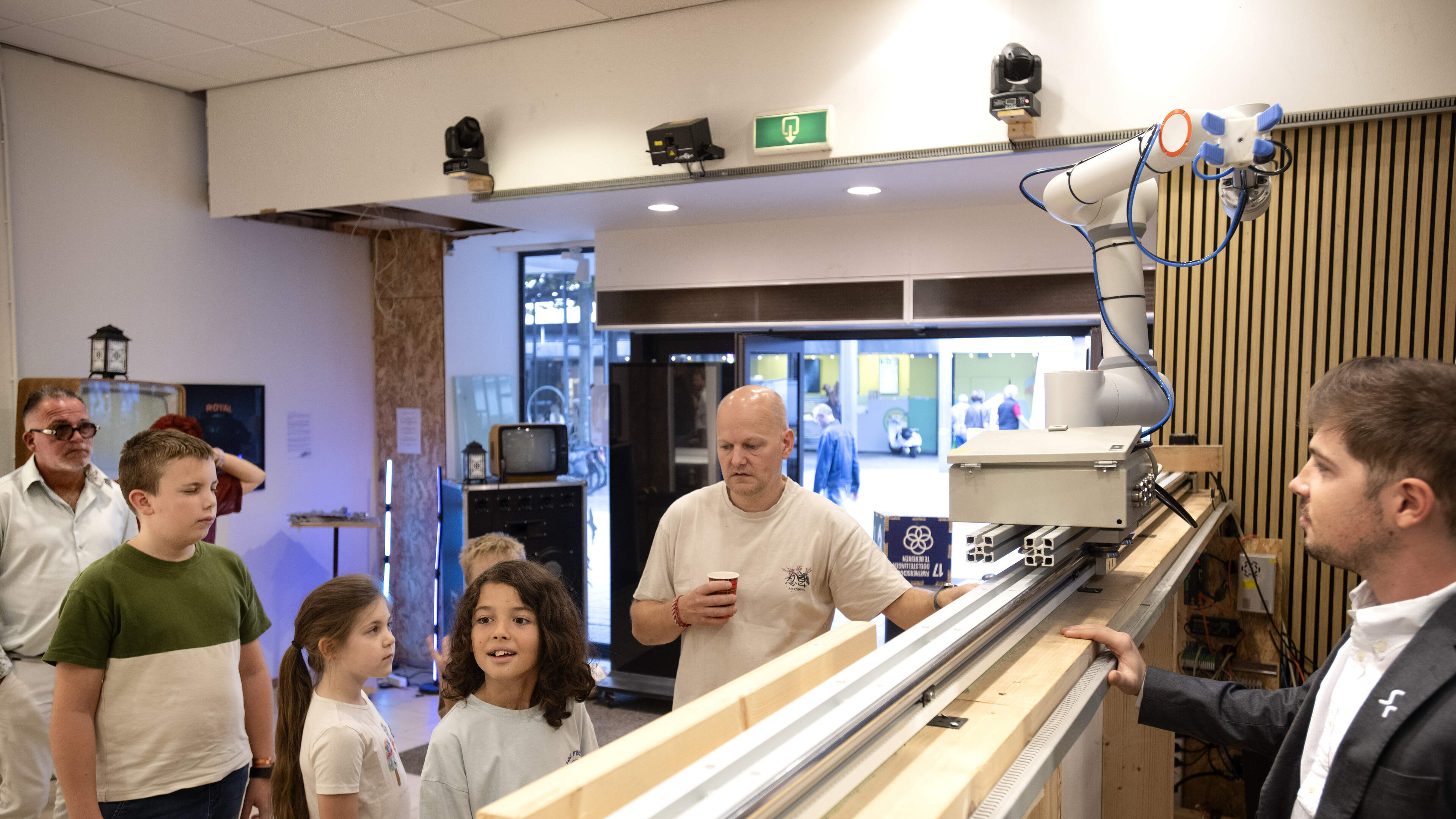Leerling Boke (11) van nieuwe robotschool in Heerlen is goed in programmeren: ‘De tv gaat bij ons au