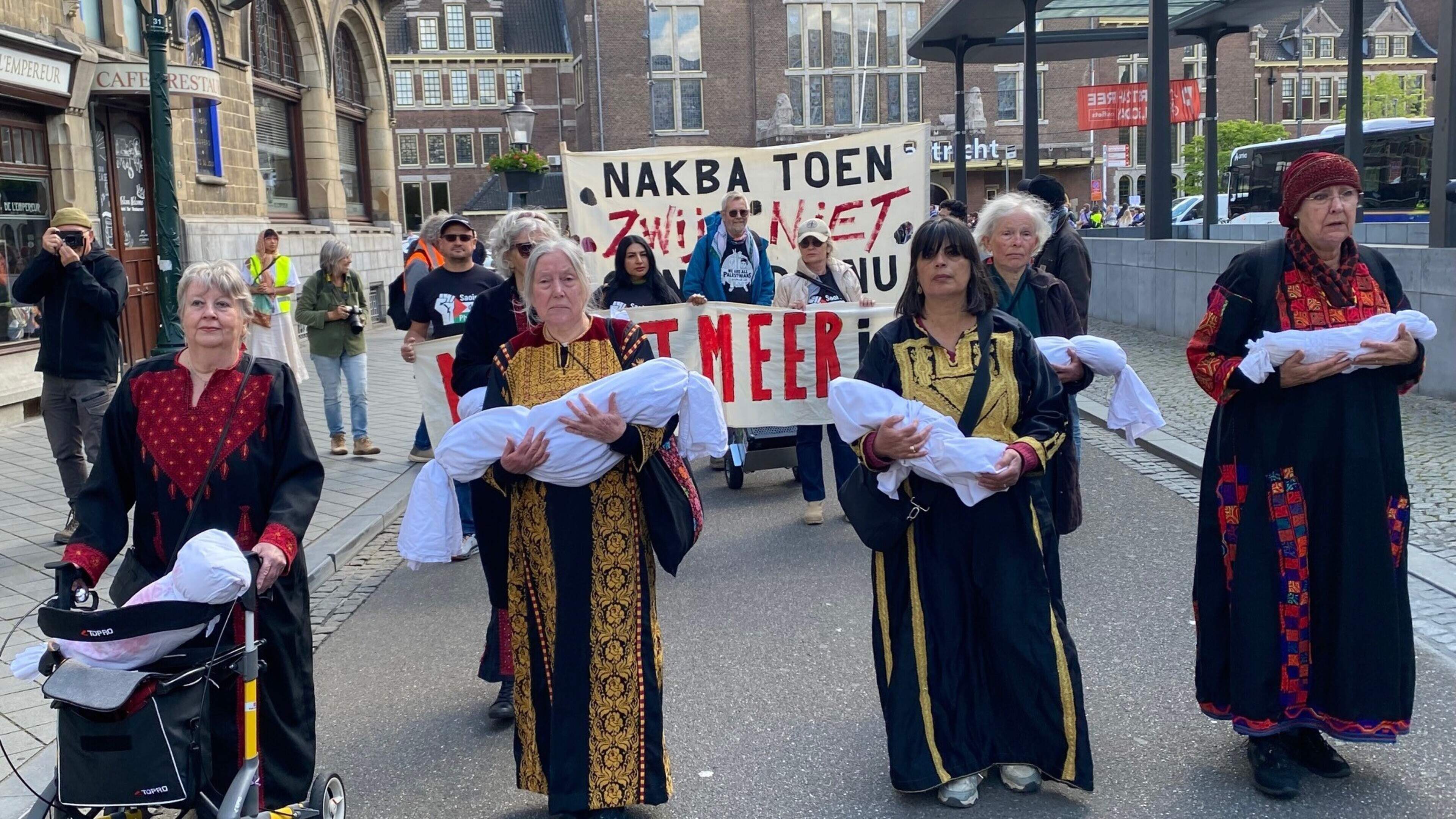 Rustige start van demonstraties in Maastricht met kleine honderd betogers: ‘het is een no-go om de b